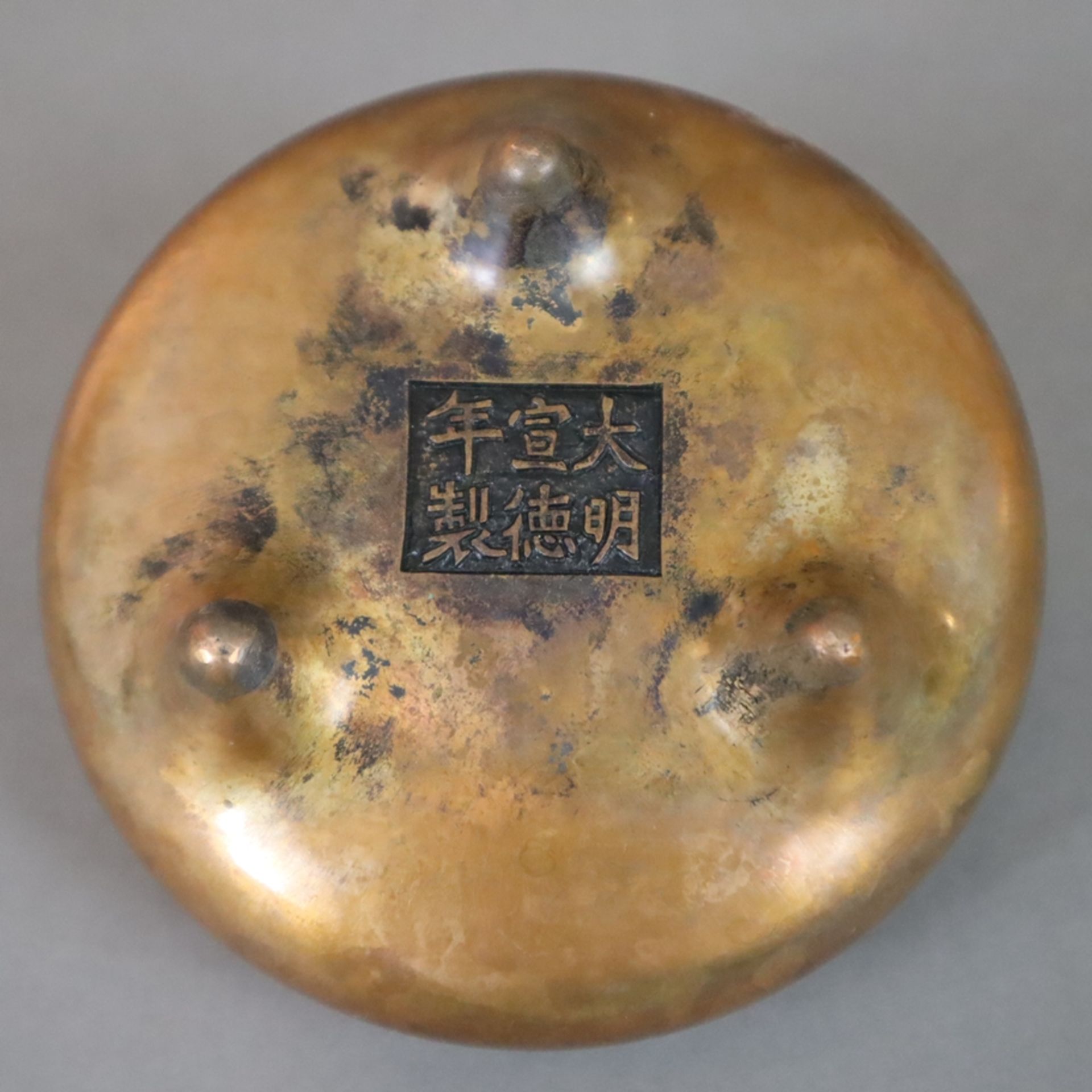 Weihrauchbrenner aus Bronze - China, Qing-Dynastie, auf drei kurzen Beinen mit Handhaben auf der Mü - Image 5 of 6