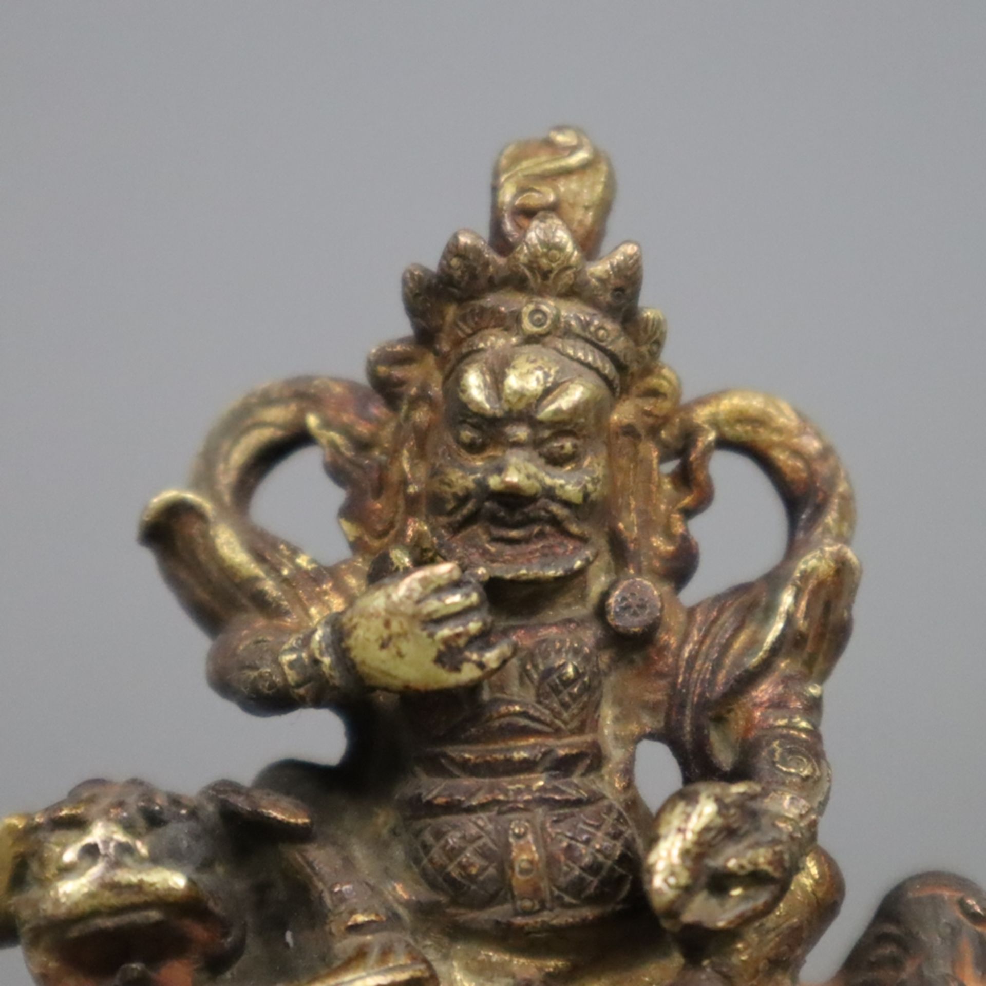 Miniaturfigur "Jambhala auf einem Löwen sitzend" - Tibet / China, Kupferlegierung, vergoldet, auf e - Image 2 of 7