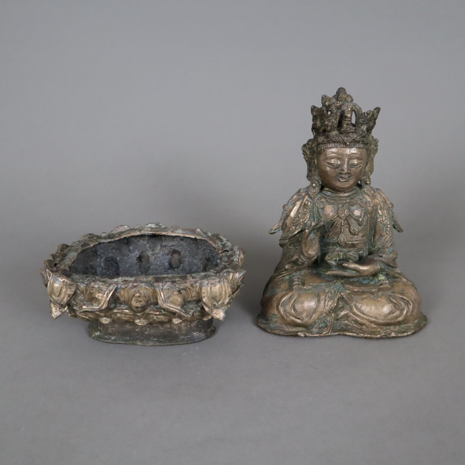 Buddha Amogasiddhi - China, Qing-Dynastie, zweiteilige Bronze aus Figur und Sockel, Reste von Vergo - Image 7 of 8