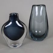 Zwei Vasen - Orrefors, Entwurf: Nils Landberg, dickwandiges Glas, 1x Sommerso-Vase mit blauem Unter