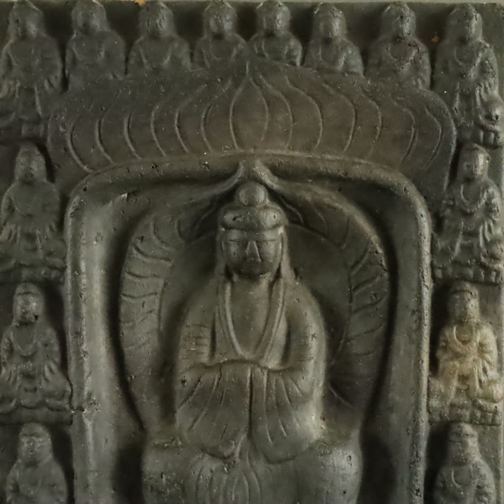Drei größere Kacheln - China, Tonware reliefiert mit buddhistischen Gottheiten sowie Reitermotiv, 2 - Image 7 of 7