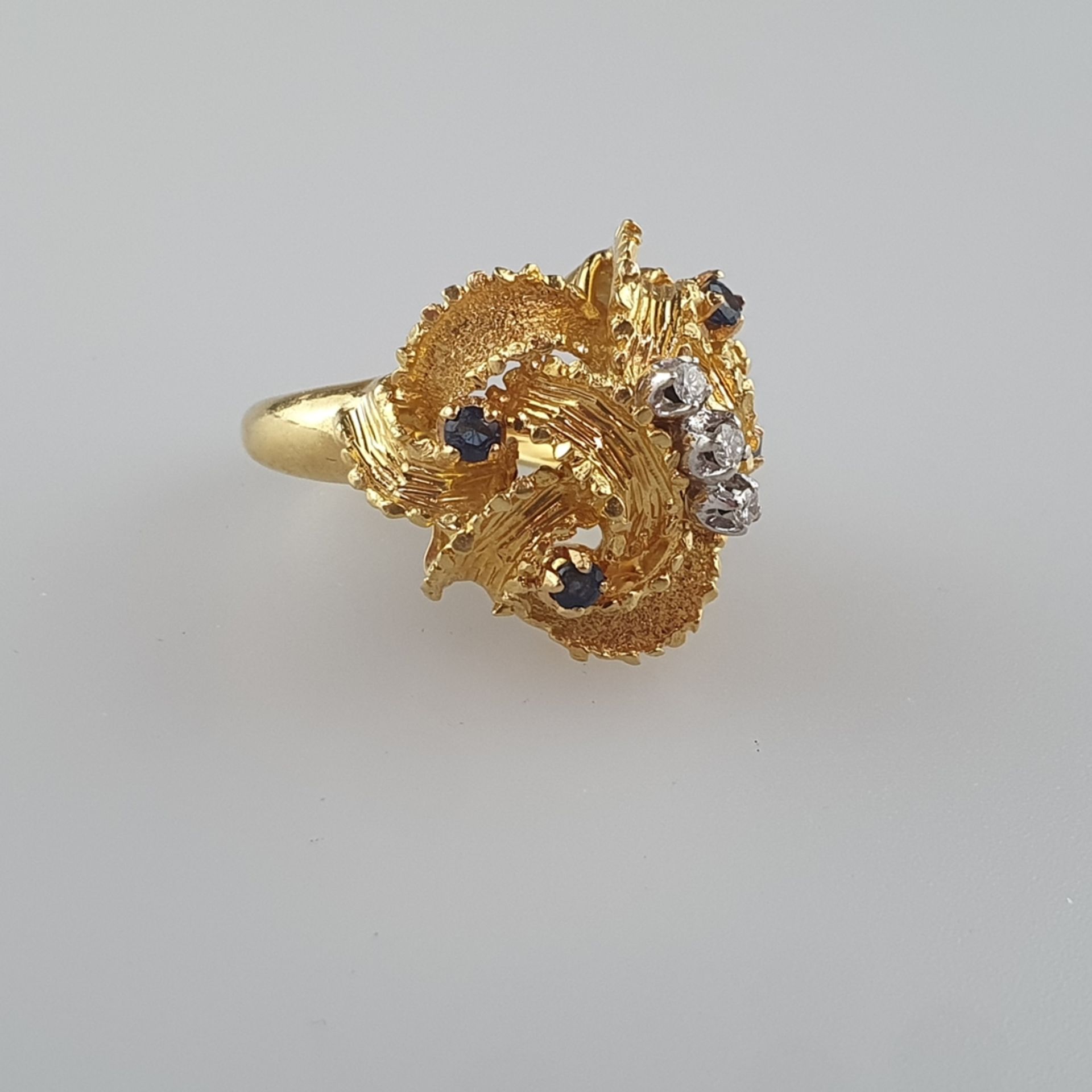 Imposanter Goldring mit Brillanten und Saphiren - Gelb-/Weißgold 750/000, im Ringkopf gestempelt, k - Bild 2 aus 5