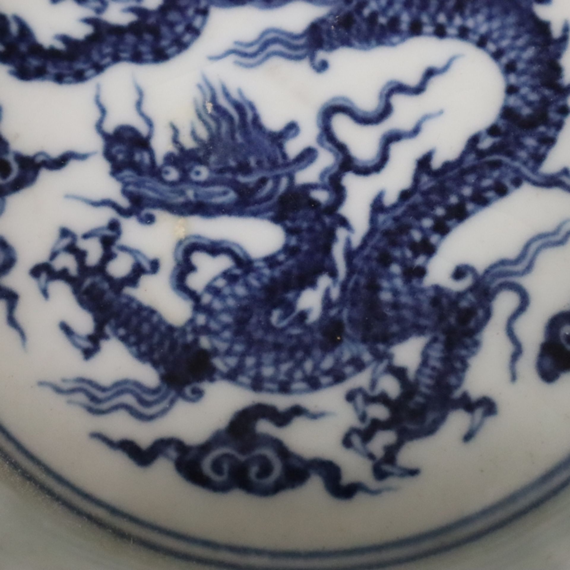 Blau-Weiß Drachenschale - China, Qing-Dynastie, zehnfach blütenförmig gelappte Wandung mit Rippung, - Image 3 of 8