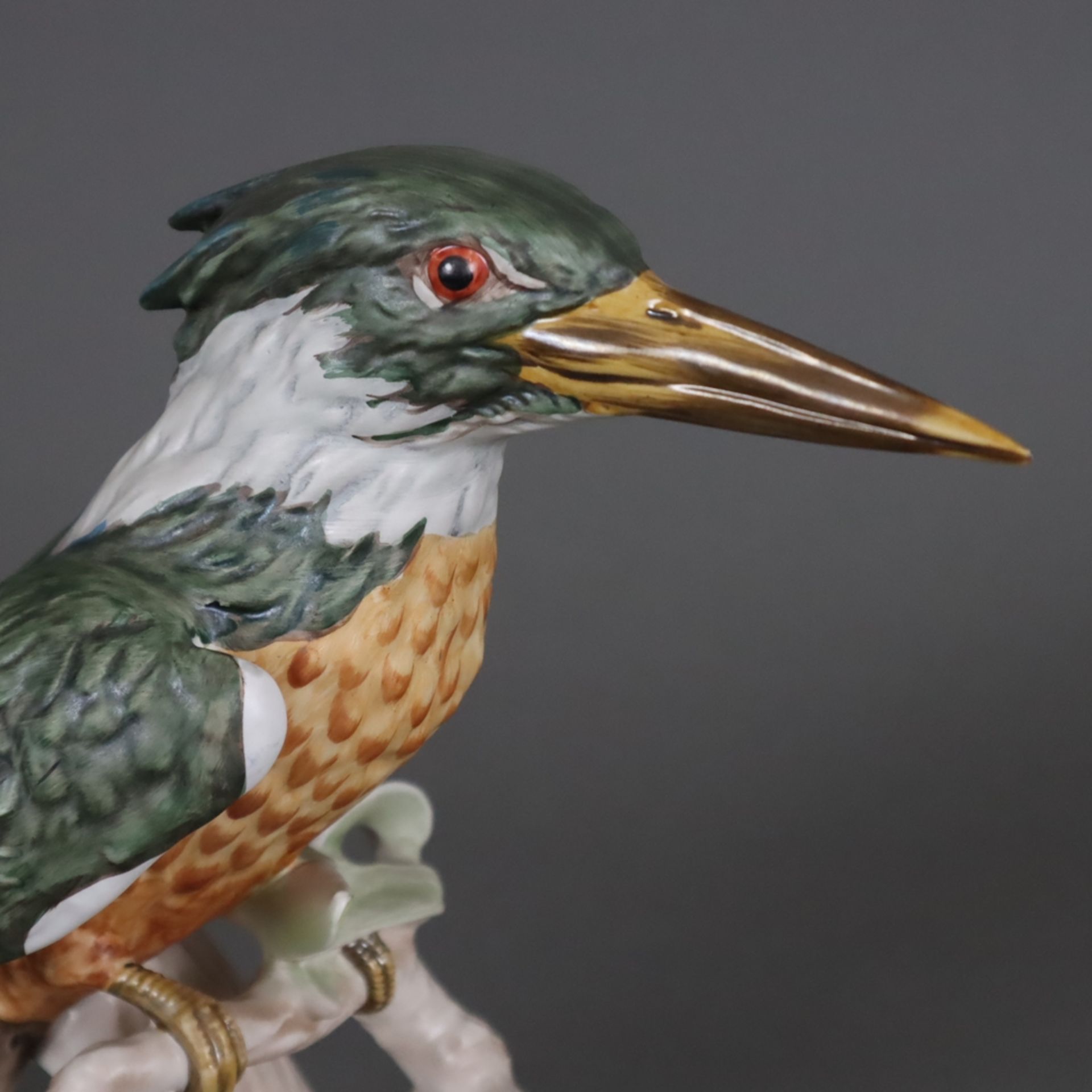 Vogelfigur "Eisvogel" - Goebel, Entwurf von G. Bochmann (1970), Biskuitporzellan, polychrom bemalt, - Image 2 of 6