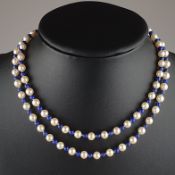 Perlenkette - Endloskette mit runden weißen Zuchtperlen von ca. 5 mm- Dm. und kleinen Lapiskugeln, 