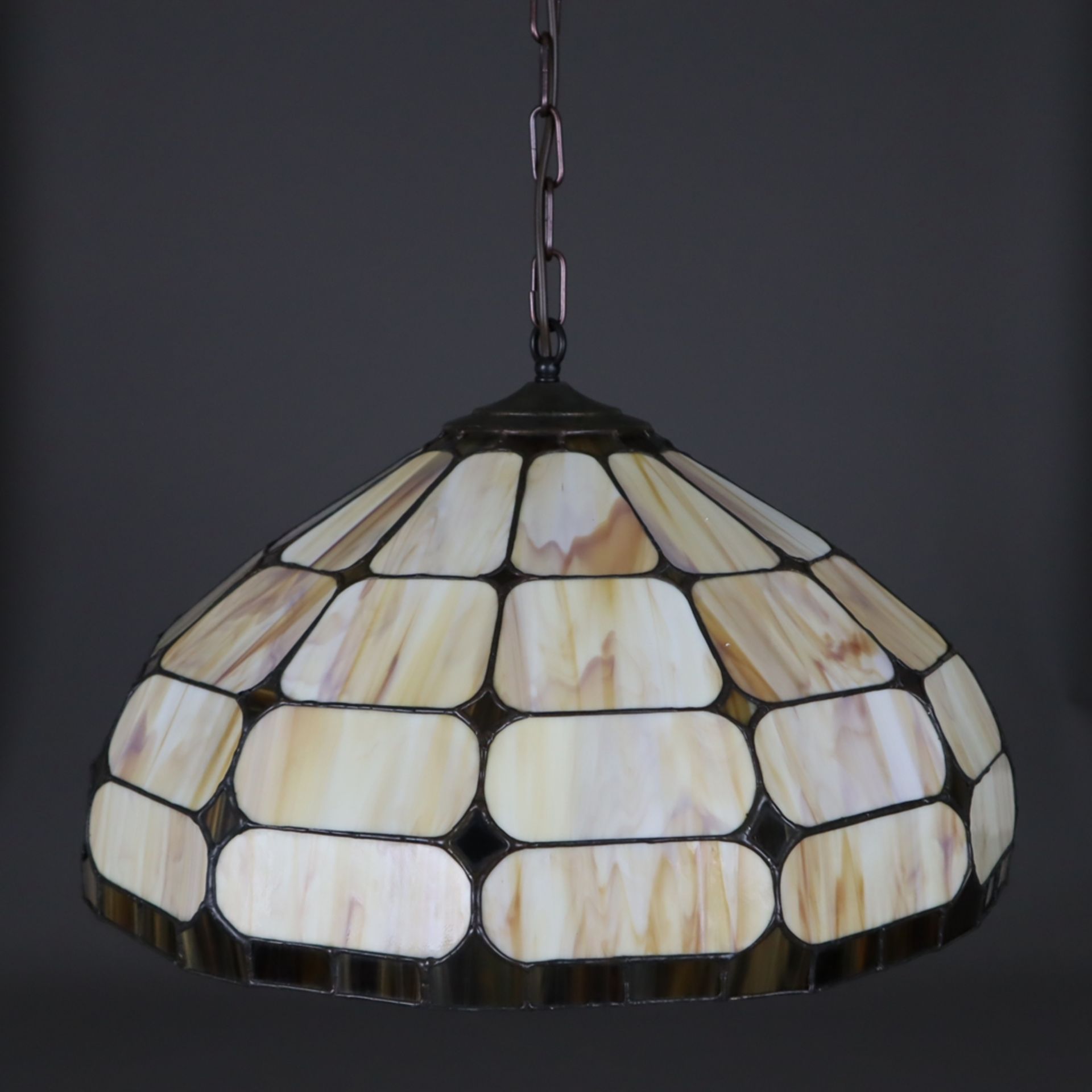 Deckenlampe - im "Tiffany Colonial Panel"-Stil, gewölbter Schirm aus karamellfarbenem Glas mit Blei