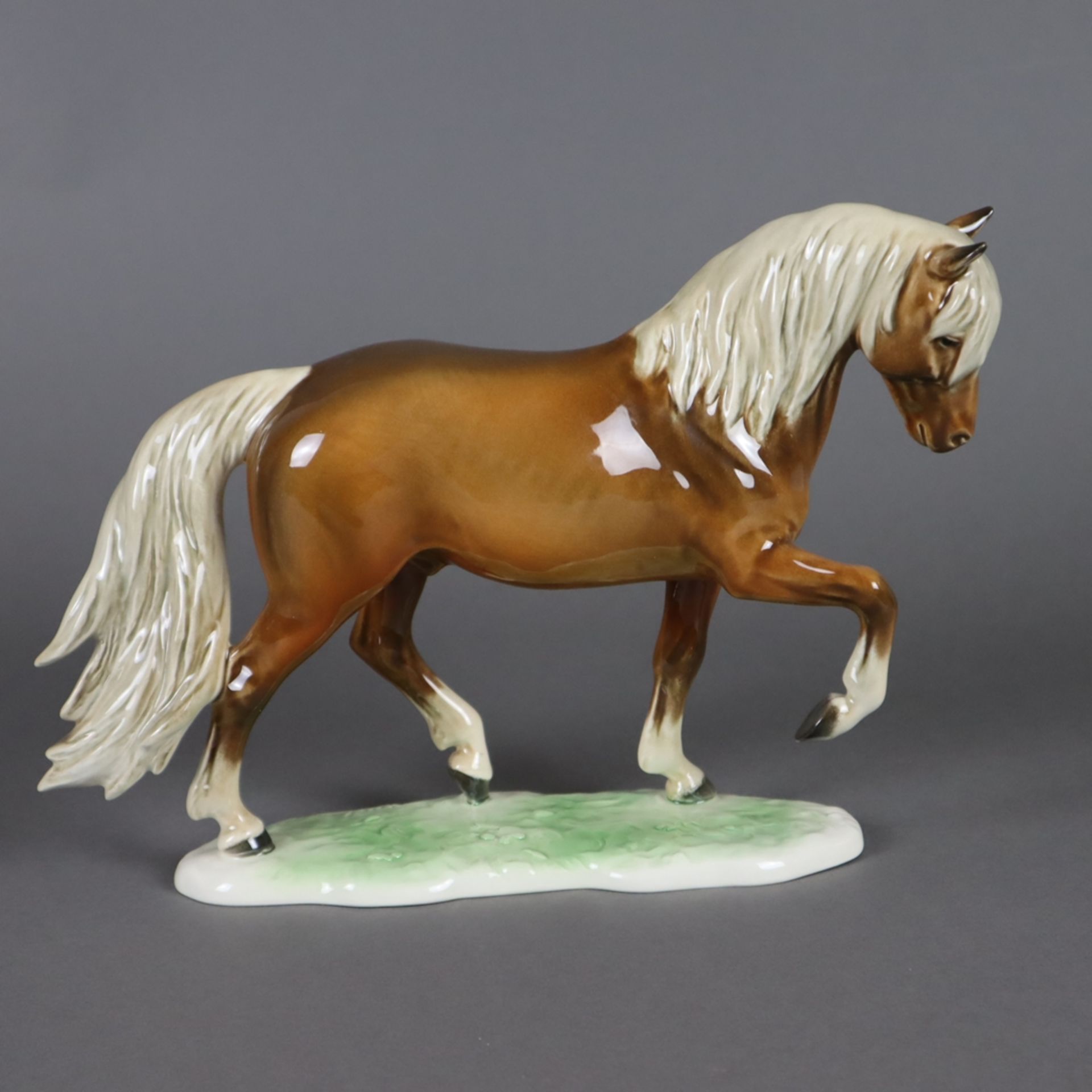 "Trabendes Pferd" - Goebel, Entwurf von G. Bochmann (1977), Keramik, polychrom bemalt, auf Grasplin - Bild 2 aus 7