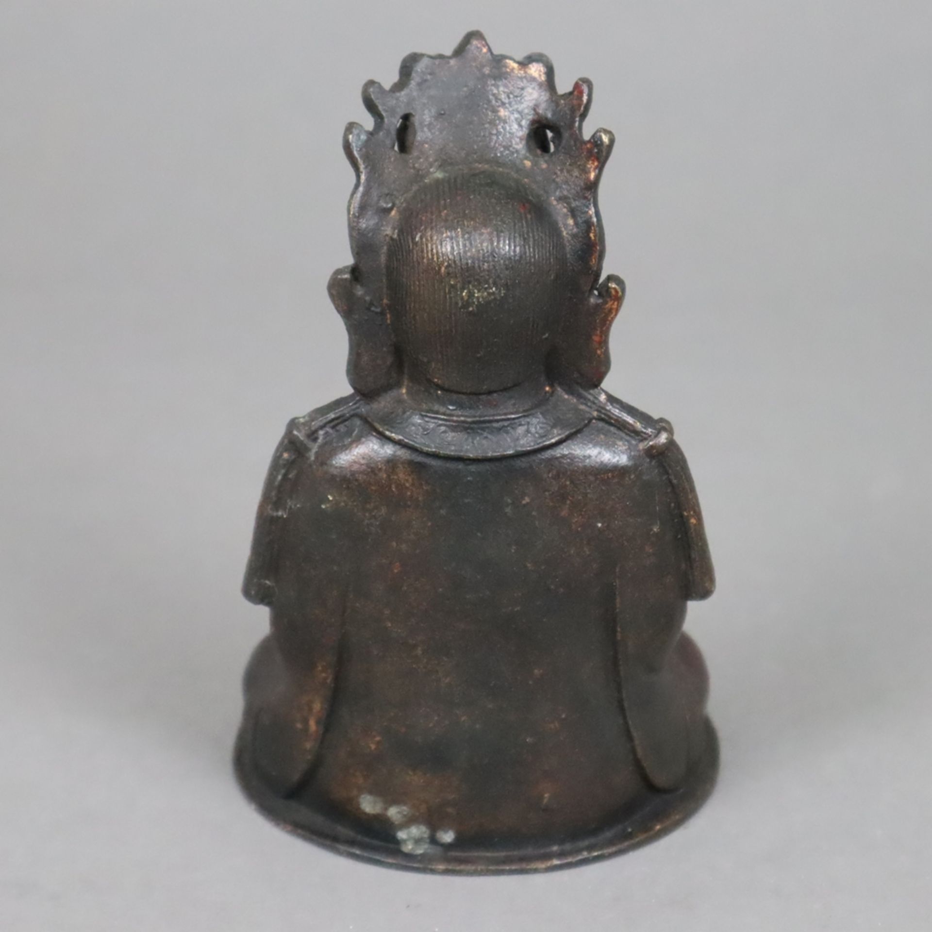 Guanyin-Figur im Ming-Stil - China, Kupferlegierung, Guanyin in padmasana sitzend, die Rechte vor d - Image 6 of 7