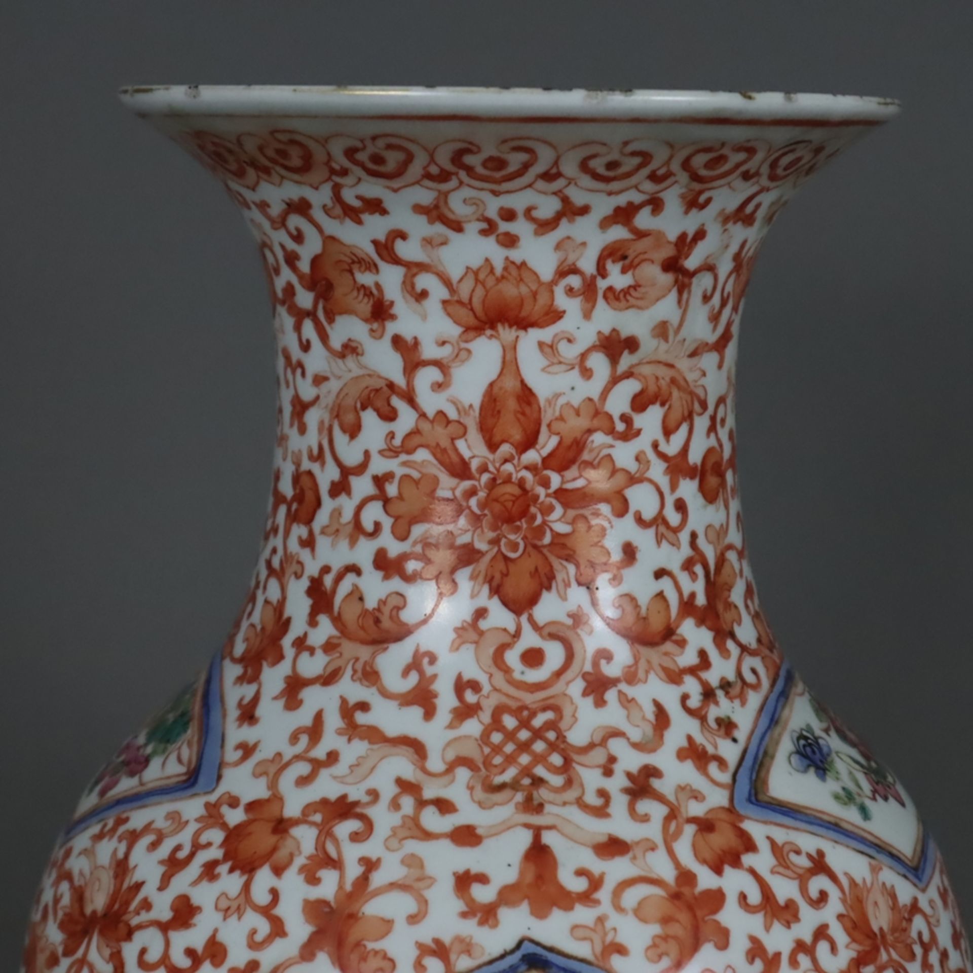 Große Balustervase - China, Qing-Dynastie, 19.Jh., balusterförmiger Körper mit zylindrischem Hals u - Image 3 of 11