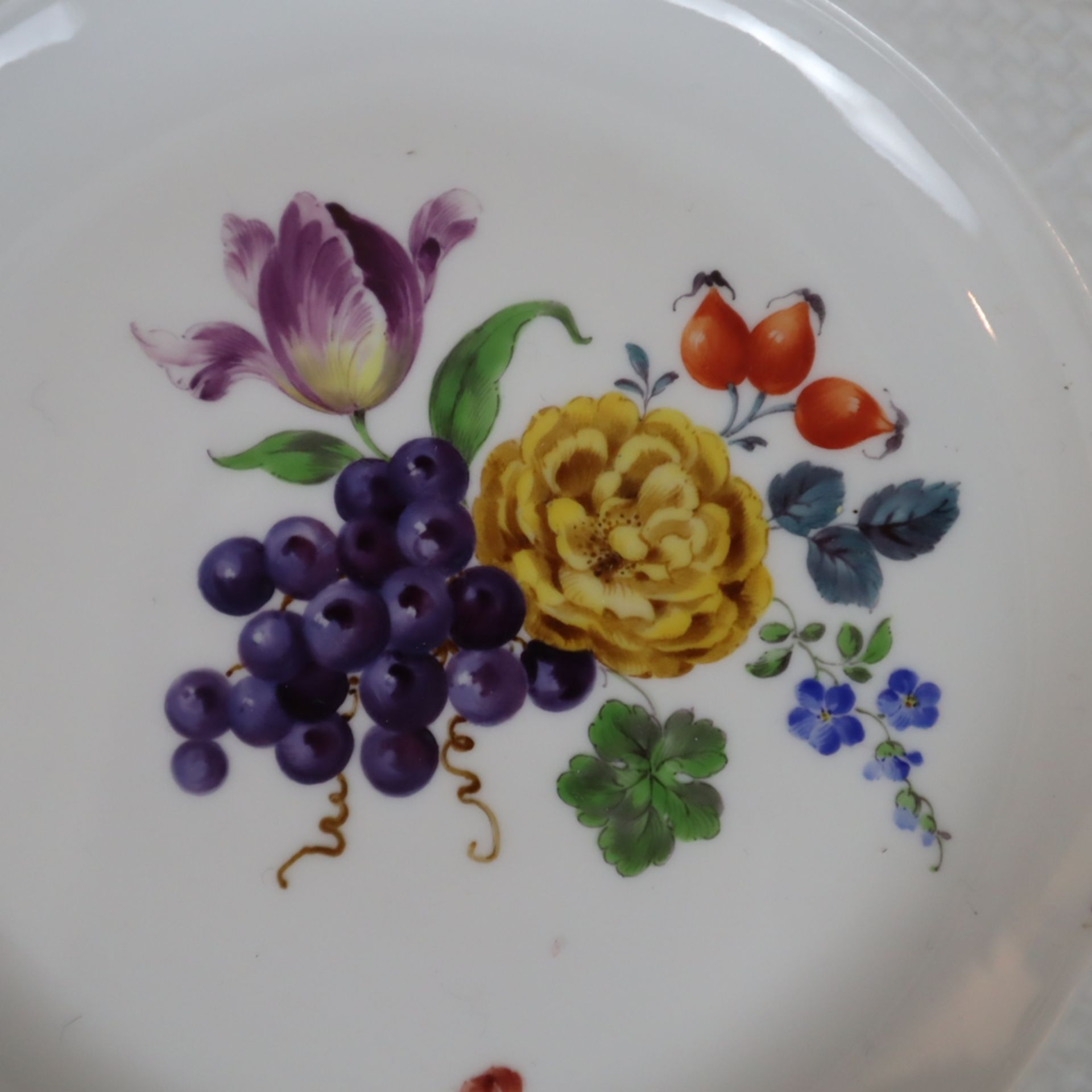 Vier Dessertteller mit Frucht- und Blumenmalerei - Meissen, Fahne mit Altozier-Relief, Porzellan, l - Bild 5 aus 7