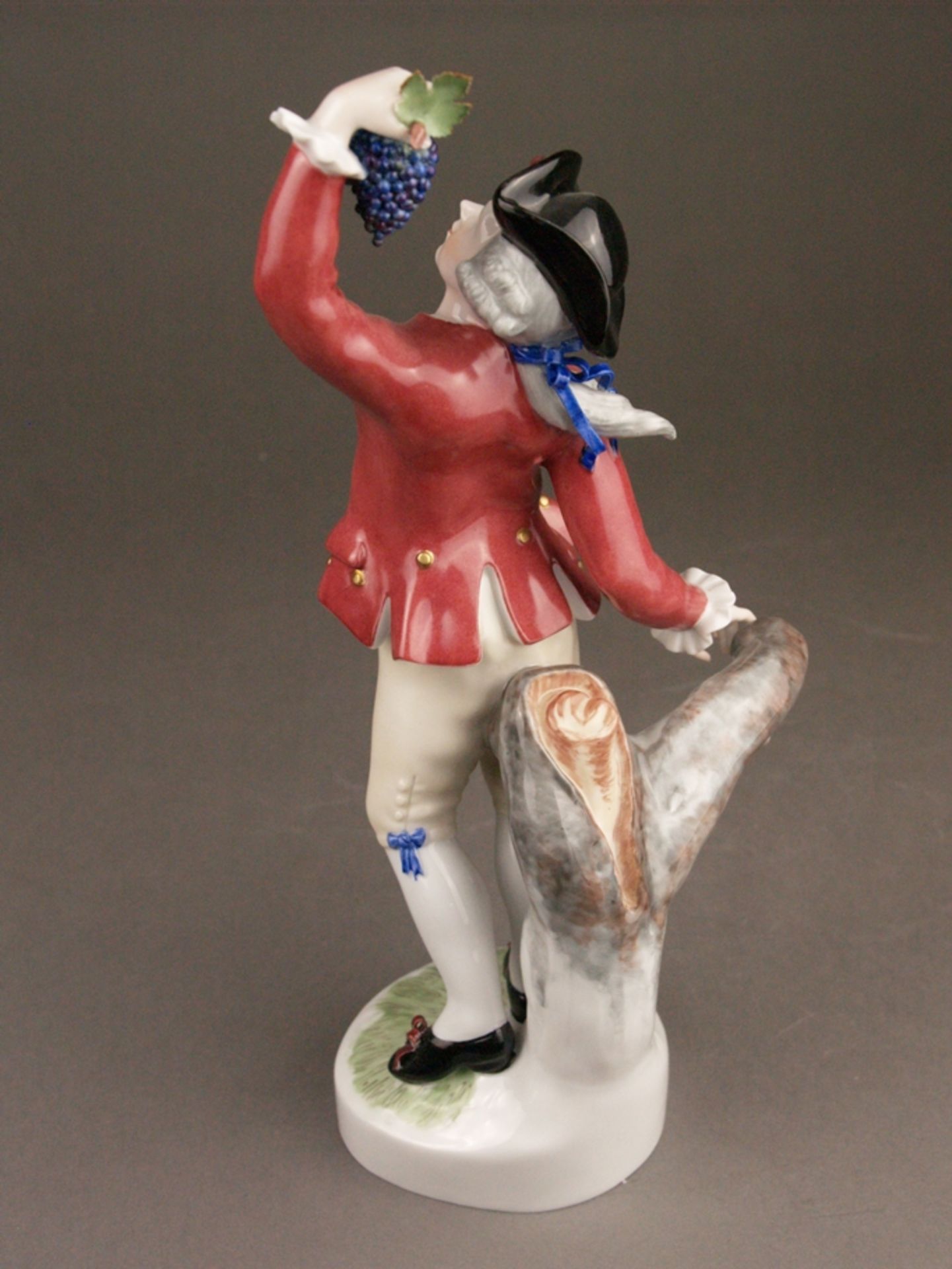 Porzellanfigur "Kavalier mit Traubendolde" - Höchst, auf naturalistischem Stumpfsockel, glasiert, p - Bild 3 aus 9