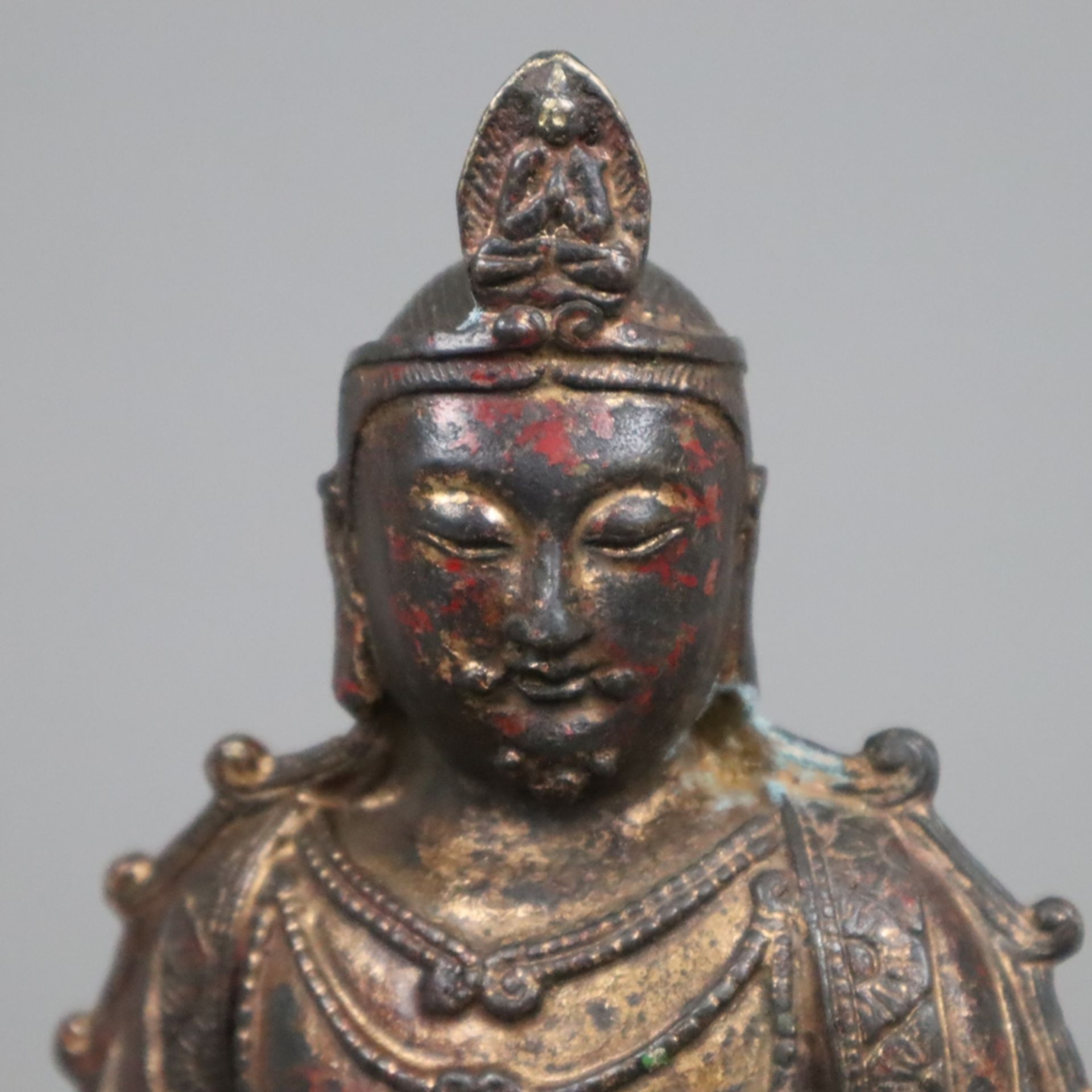 Avalokiteshvara im Yuan-Stil- China, Bronzelegierung, in rajalila-Sitzhaltung auf einer Sitzbank in - Image 3 of 9