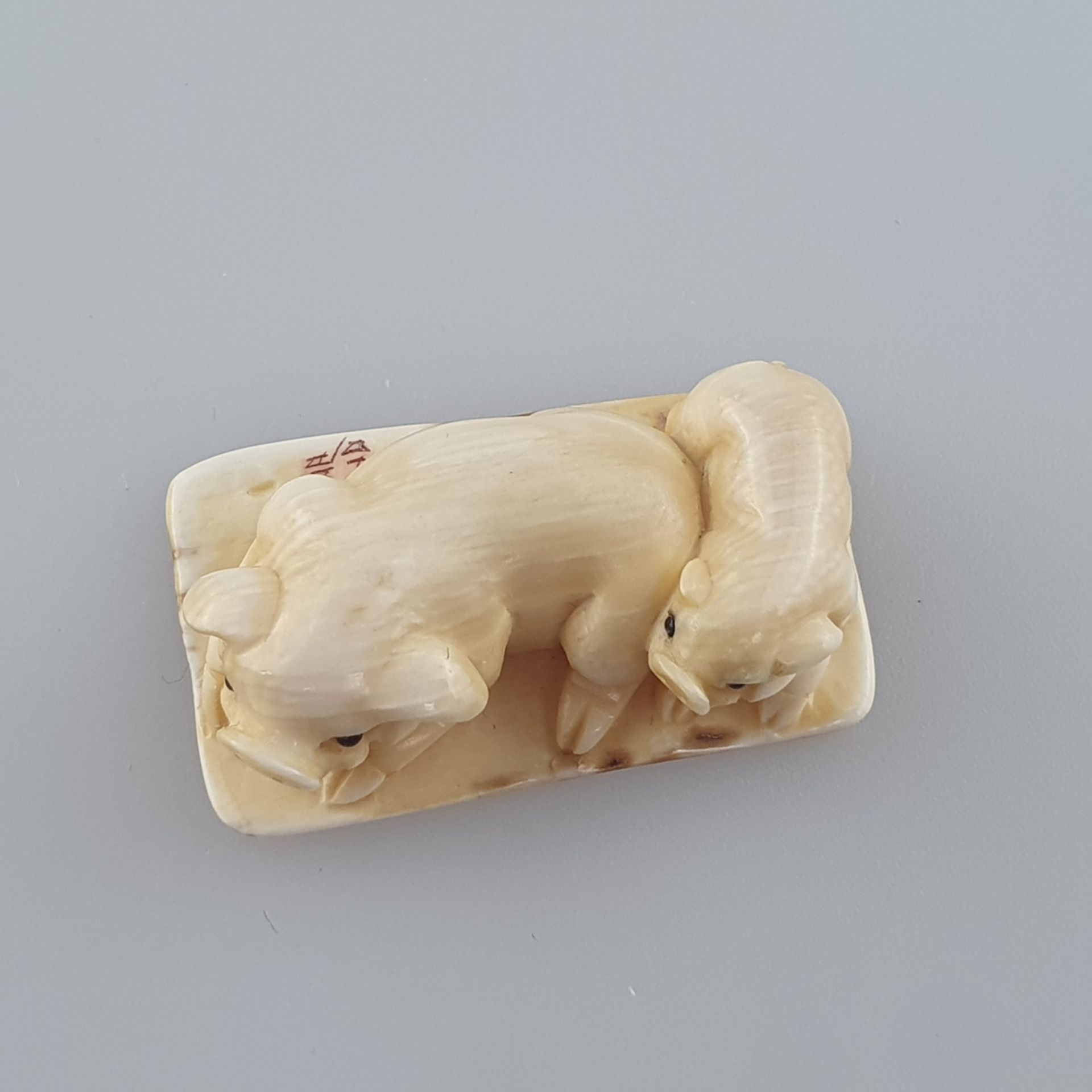 Netsuke - Zwei Schweinchen, Mammutbein, geschnitzt, dunkel eingelegte Augen, signiert, Himotos - Image 6 of 7