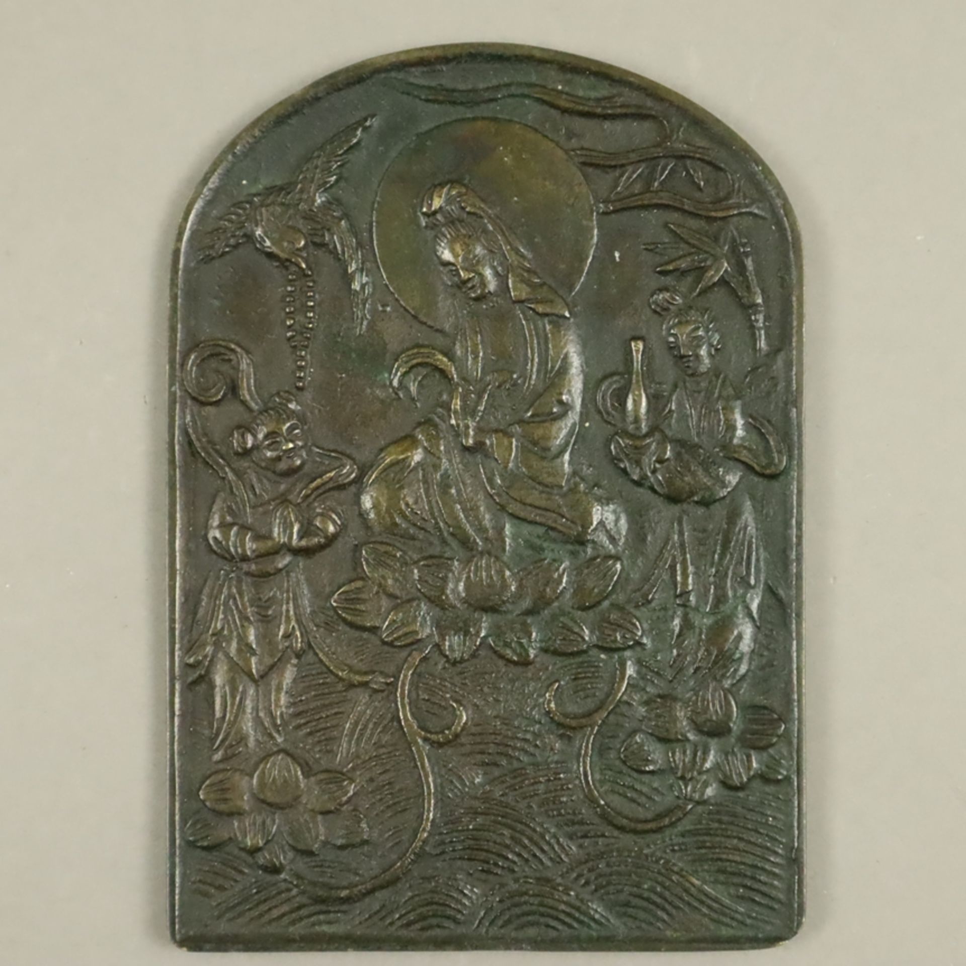 Votivplakette der Guanyin - China, Qing-Dynastie, Bronze, dunkel und grün patiniert, Vorderseite mi