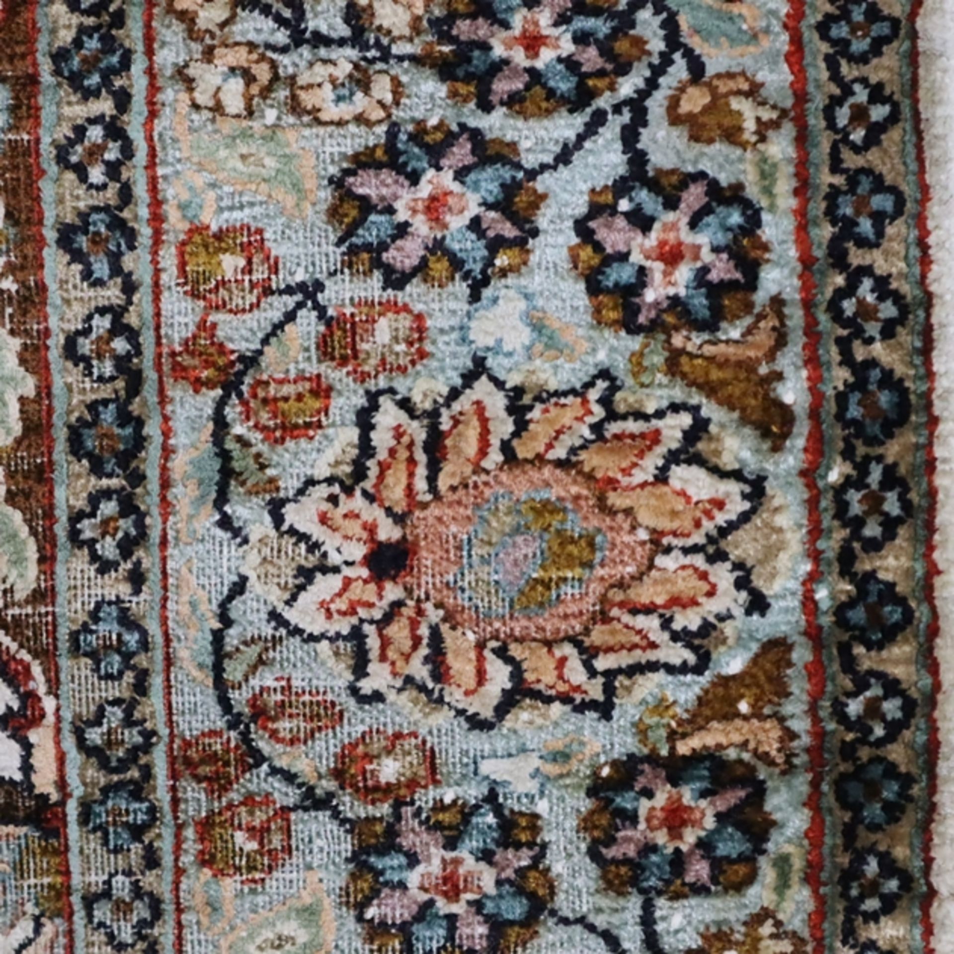Isfahan - Seide, beige- und rotgrundig, üppiger floraler Dekor, ca. 184 x 121 cm, Gebrauchsspuren, - Image 6 of 8