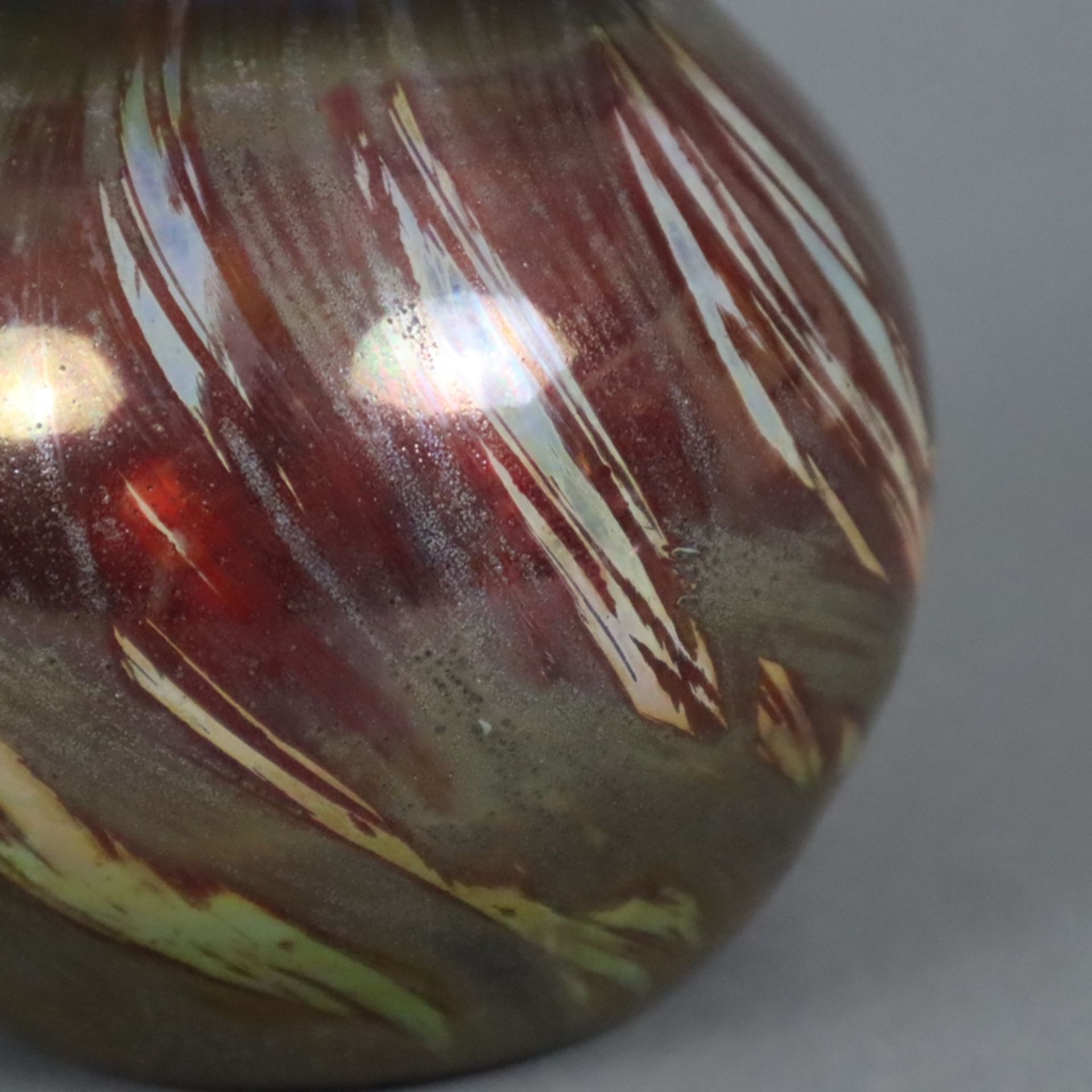 Kleine Jugendstil-Vase - irisierendes Glas, teils geätzte Oberfläche, kugelförmiger Korpus mit ausg - Image 5 of 6