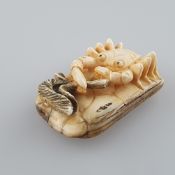 Netsuke - Mammutbein geschnitzt, graviert und teils eingefärbt, Krabbe mit Fisch, signiert, Hi