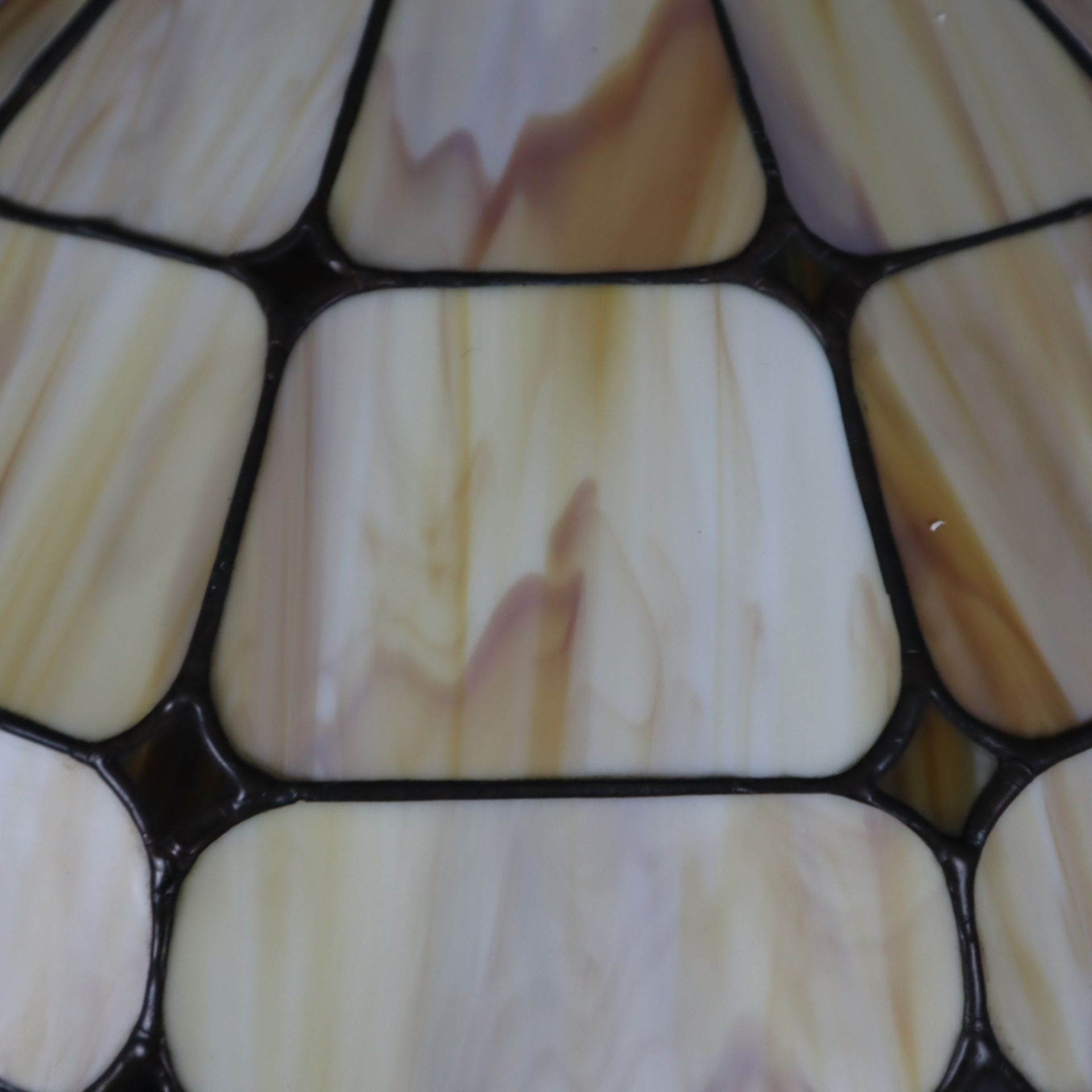 Deckenlampe - im "Tiffany Colonial Panel"-Stil, gewölbter Schirm aus karamellfarbenem Glas mit Blei - Image 3 of 5