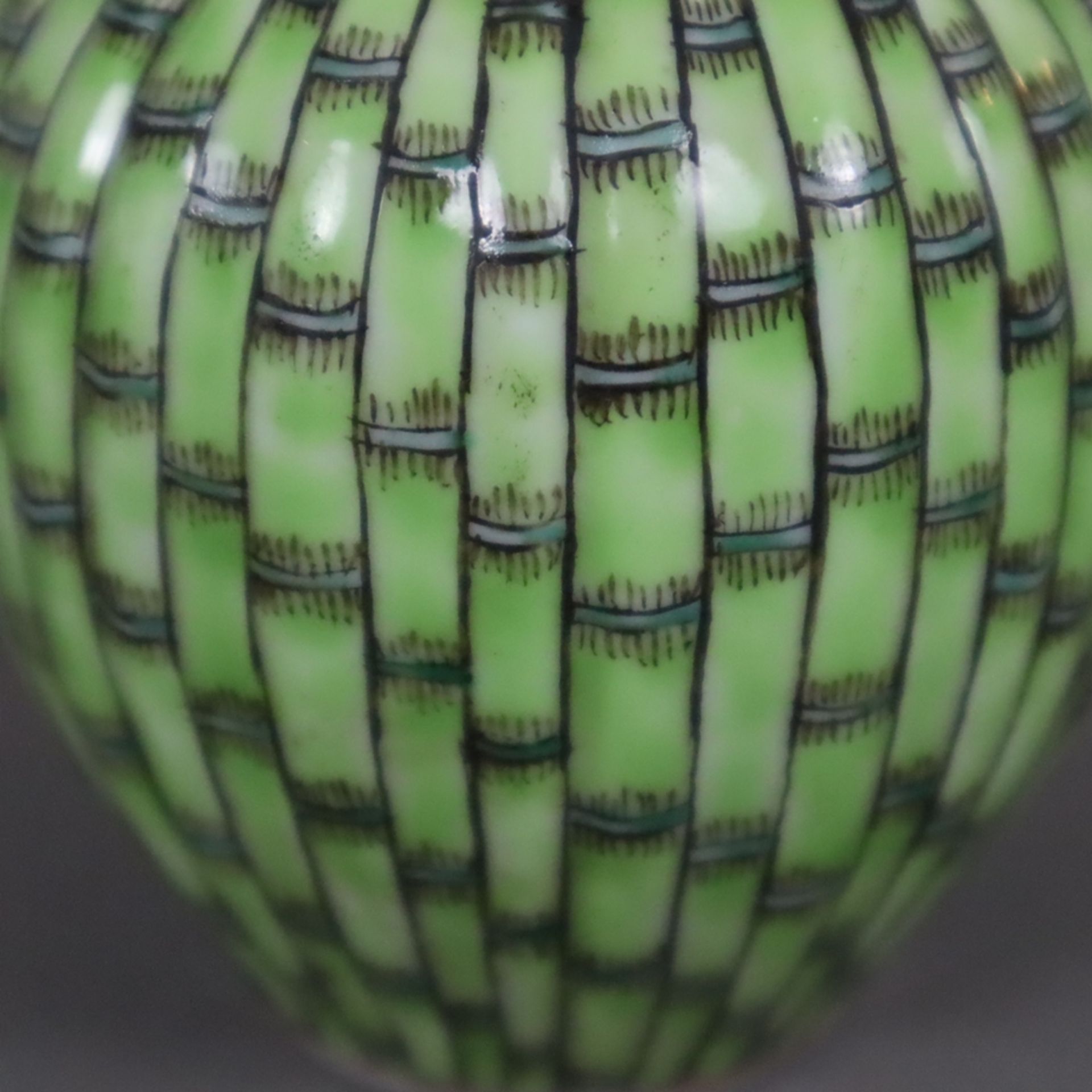 Kleine Vase - Porzellan, ovoide Wandung mit Rippenstruktur, polychrome Staffage in Bambus-Optik, au - Image 3 of 5