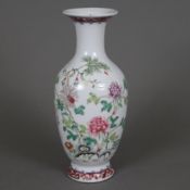 Famille rose-Vase - China, Republik-Zeit, gefußte Balusterform, floraler Dekor von Päonien und Kürb