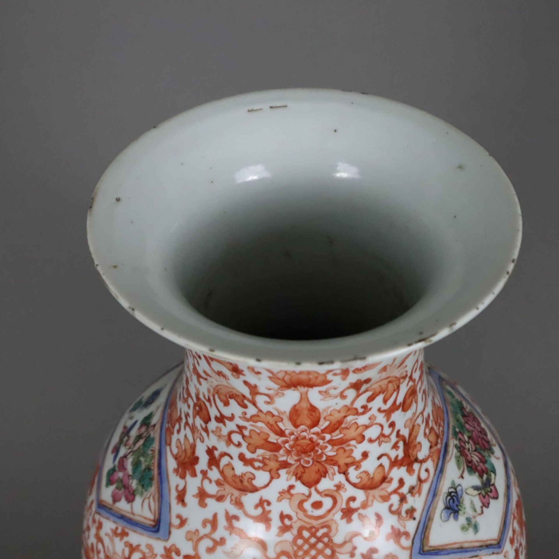 Große Balustervase - China, Qing-Dynastie, 19.Jh., balusterförmiger Körper mit zylindrischem Hals u - Image 2 of 11