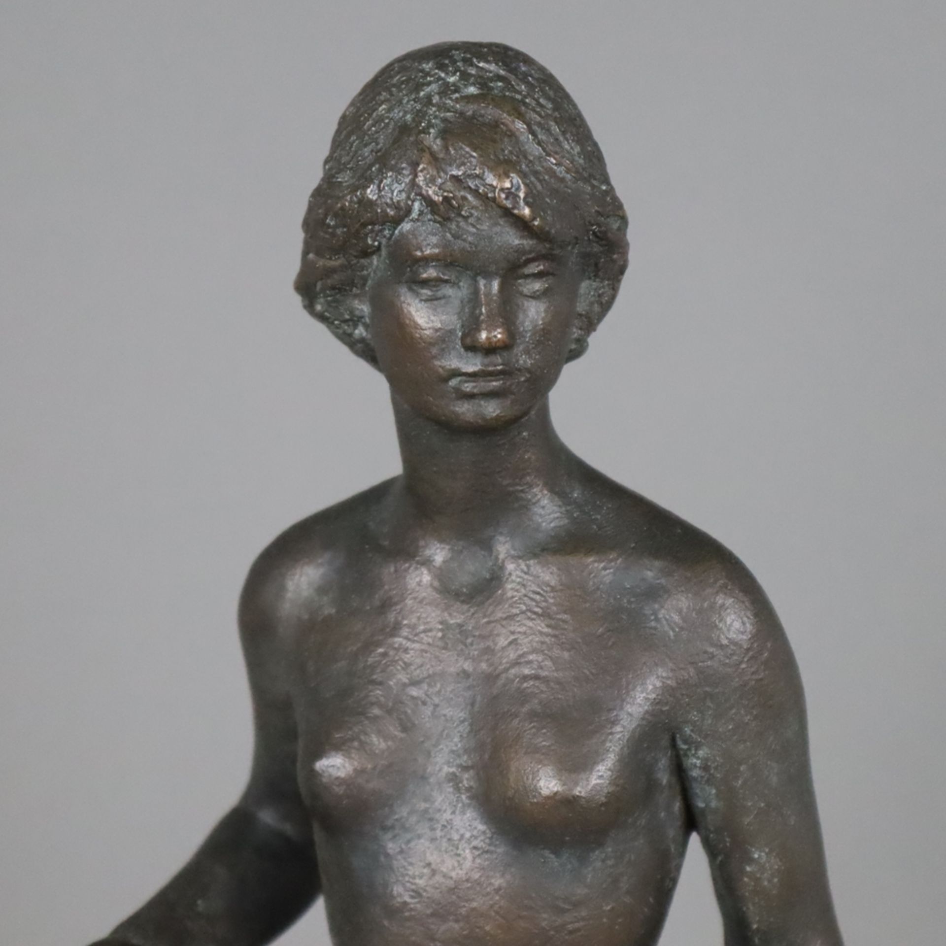 Faltermeier, Heinrich (1909 München -1999 Piesenkam) - "Junges Mädchen", 1990, Bronze, braun patini - Image 3 of 11