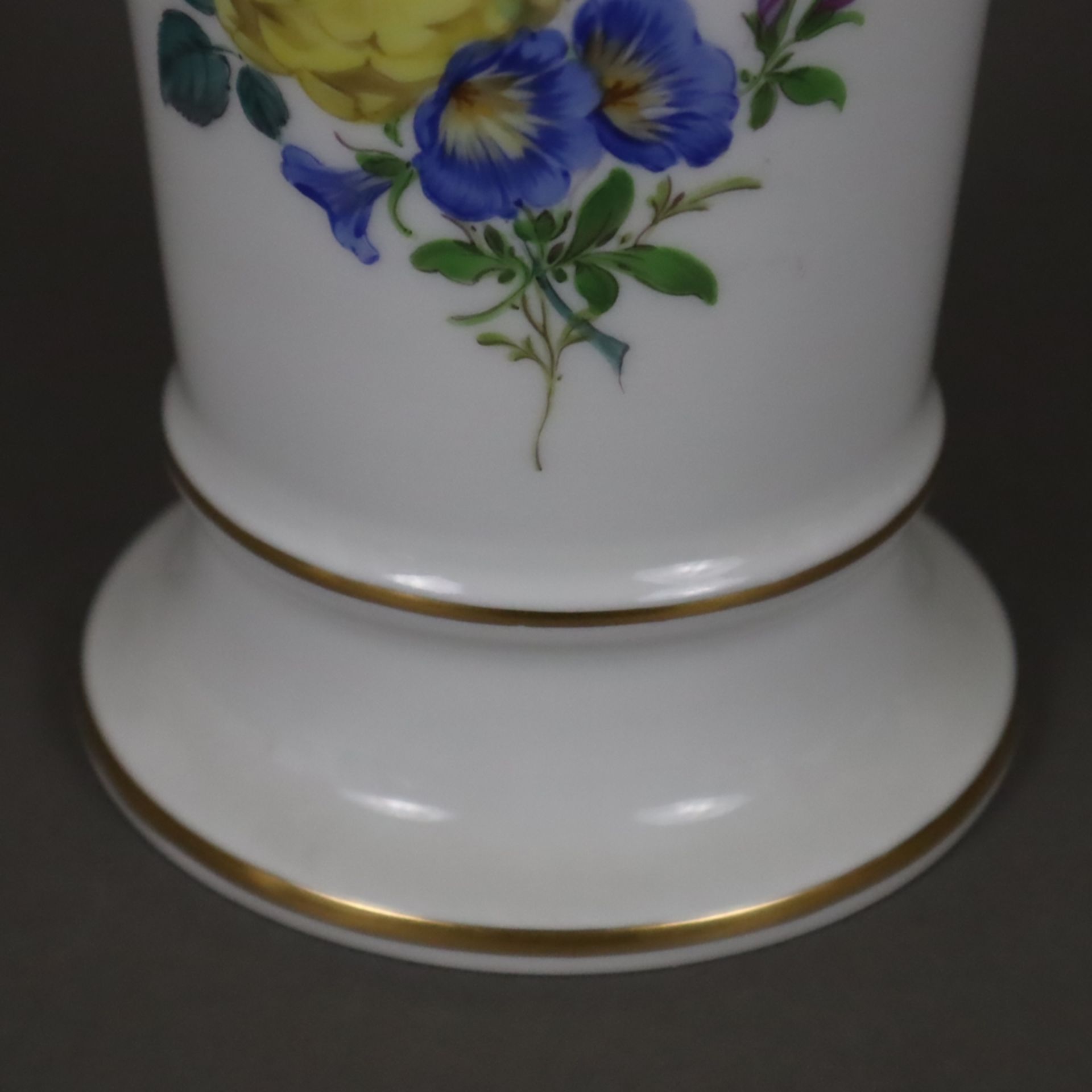 Trichtervase - Meissen, 20. Jh., Porzellan, Blumendekor, Goldakzente, Form "Neuer Ausschnitt", poly - Image 5 of 6