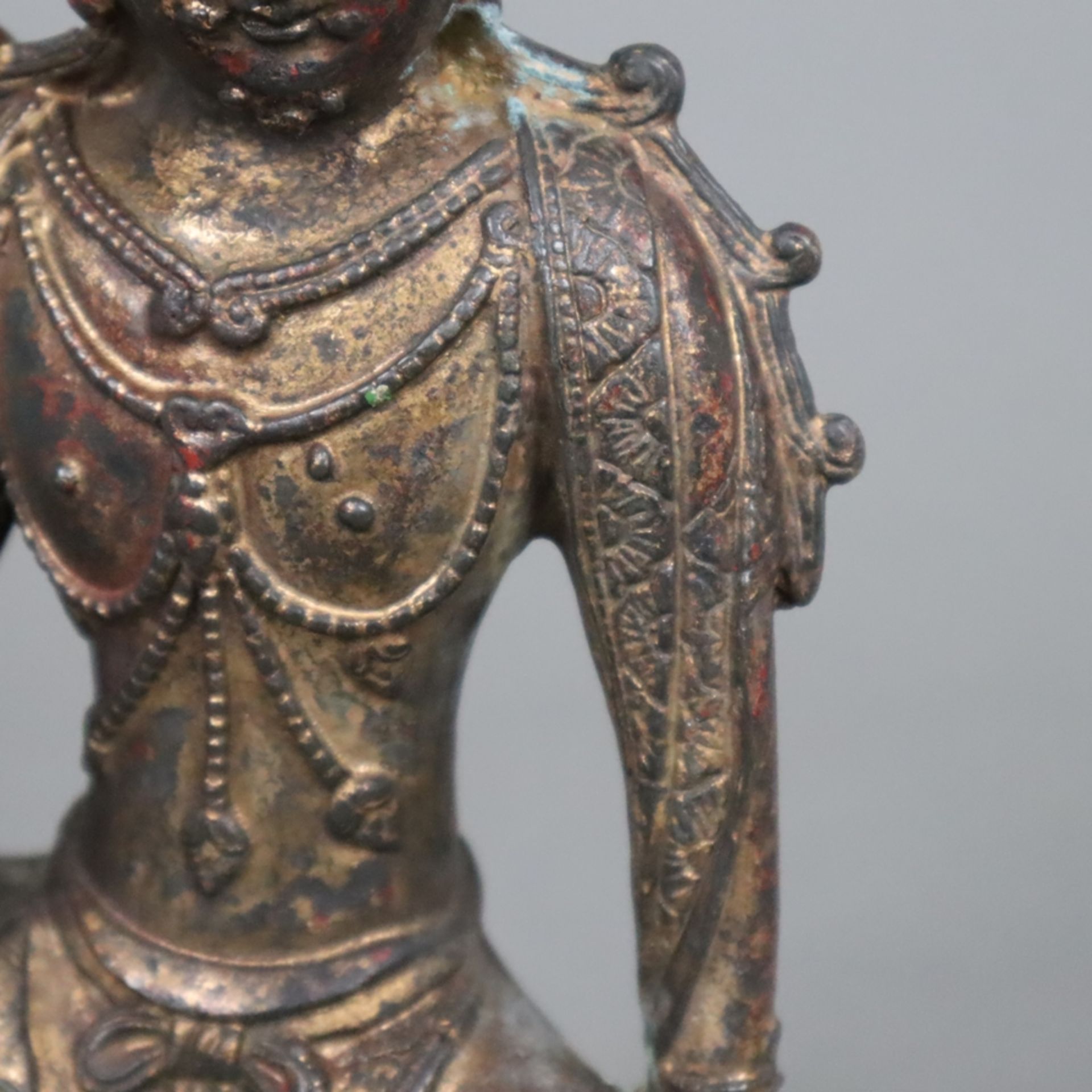 Avalokiteshvara im Yuan-Stil- China, Bronzelegierung, in rajalila-Sitzhaltung auf einer Sitzbank in - Image 4 of 9