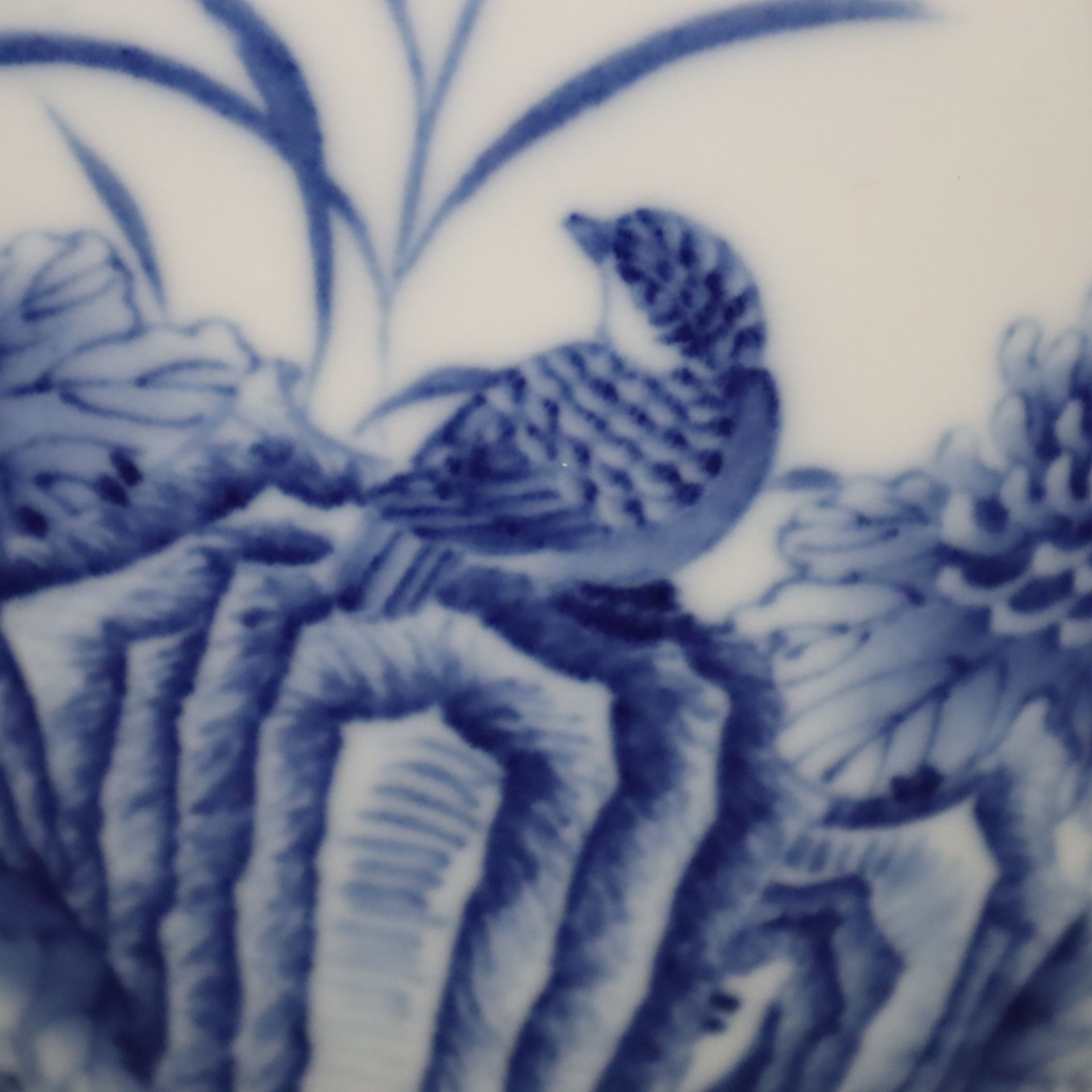 Blau-weiße Vase - China, Porzellan, ovoide Form auf schmalem Standring, in Unterglasurblau bemalt m - Image 7 of 10