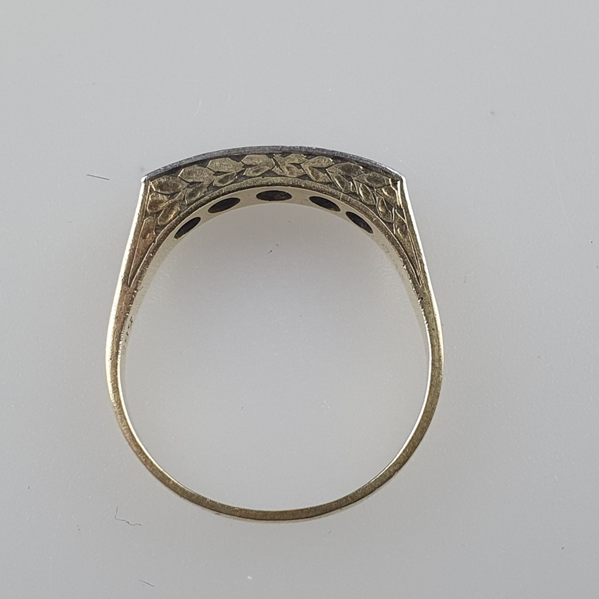 Goldring mit Saphirbesatz - Gelbgold 585/000, gestempelt, länglicher Ringkopf mit 5 facettierten Sa - Bild 5 aus 5