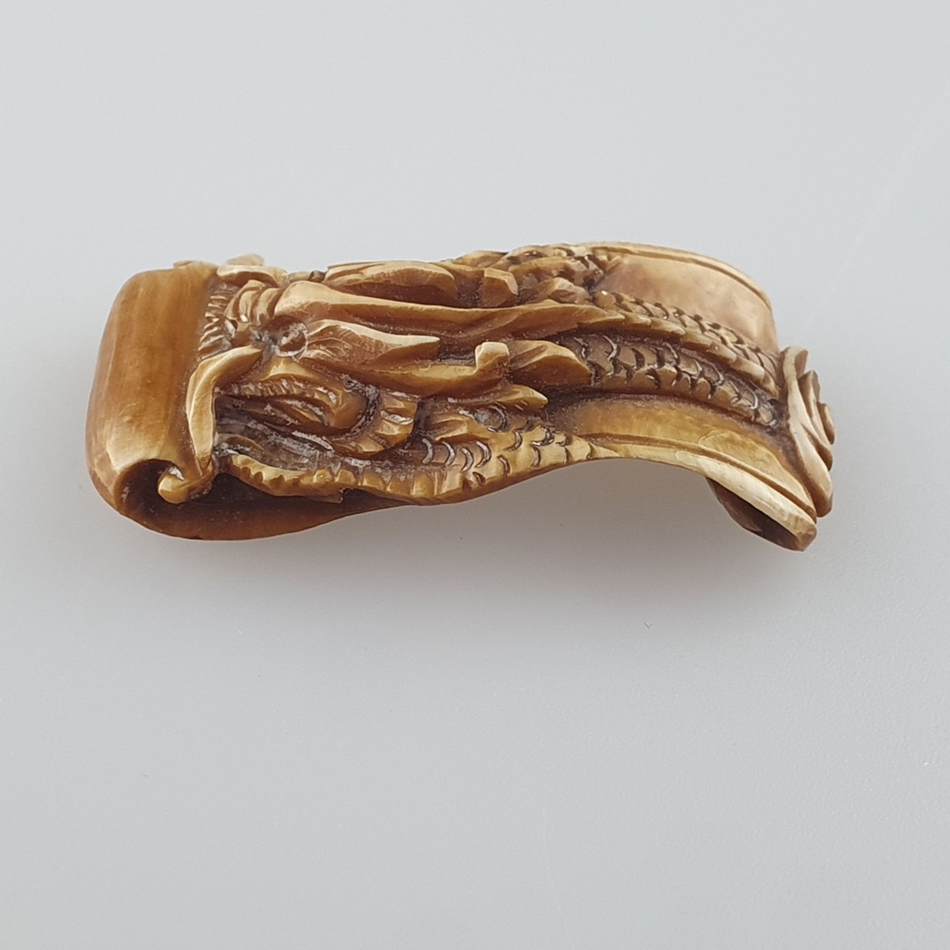 Flaches Netsuke - Elfenbein geschnitzt, graviert, Drache auf Schriftrolle, Himotoshi auf der Unters - Image 4 of 5