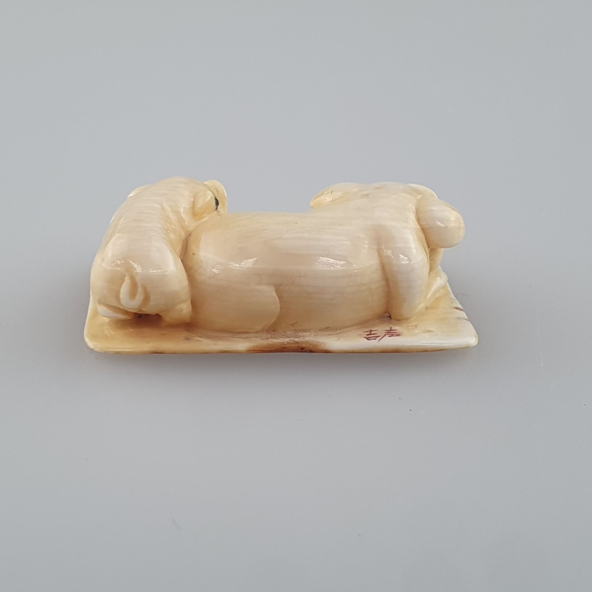 Netsuke - Zwei Schweinchen, Mammutbein, geschnitzt, dunkel eingelegte Augen, signiert, Himotos - Image 4 of 7