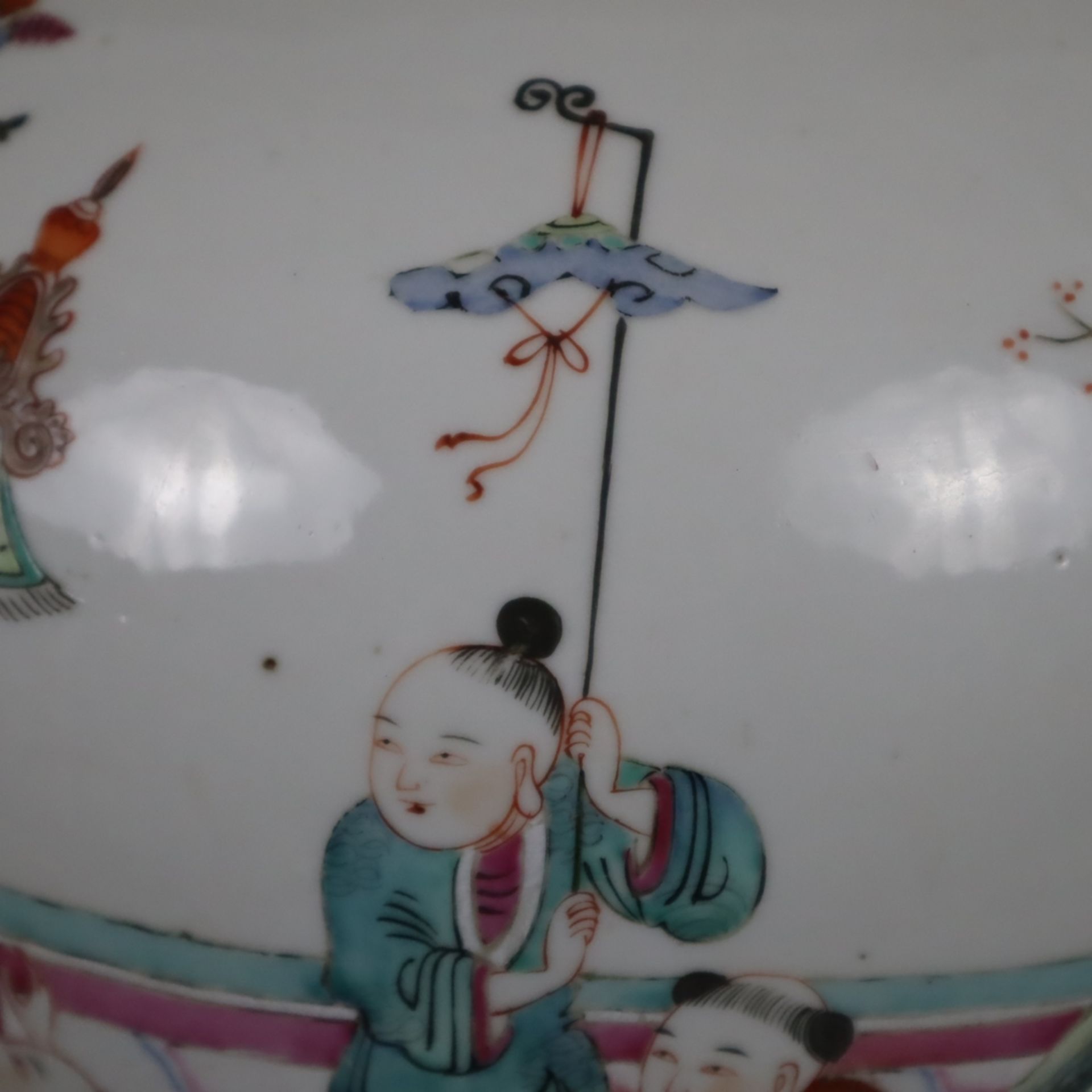 Porzellan-Deckeltopf - China, kugeliger Korpus mit Steckdeckel, auf der Wandung mehrfigurige szenis - Image 10 of 15
