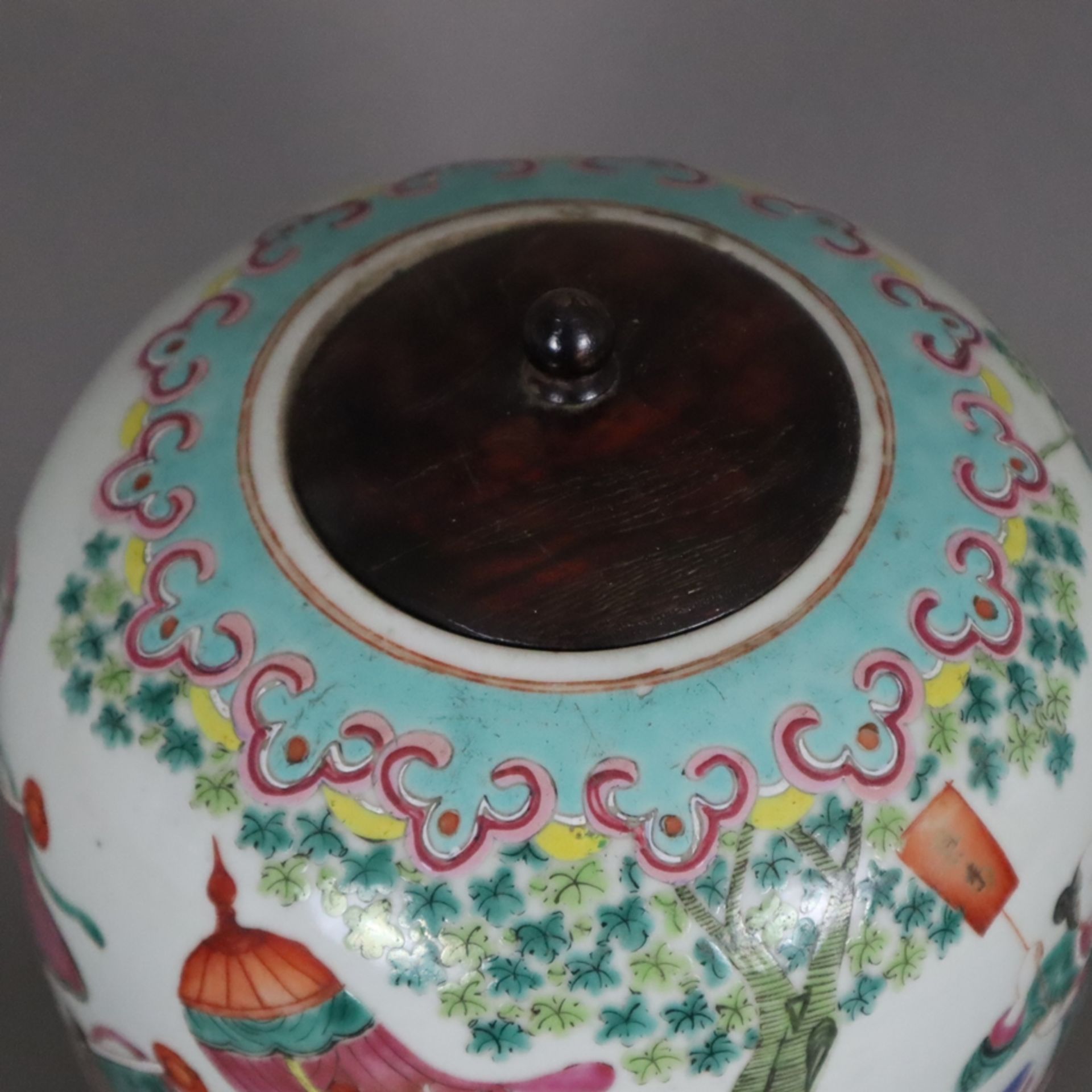 Hoher Ingwertopf mit Holzdeckel - China, späte Qing-Dynastie, Porzellan, ovoide Wandung mit gerunde - Image 2 of 12
