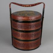 Tragbarer Hochzeitskorb - China, 20.Jh. lackiertes Holz und Bambusgeflecht, tonnenförmig mit zwei s
