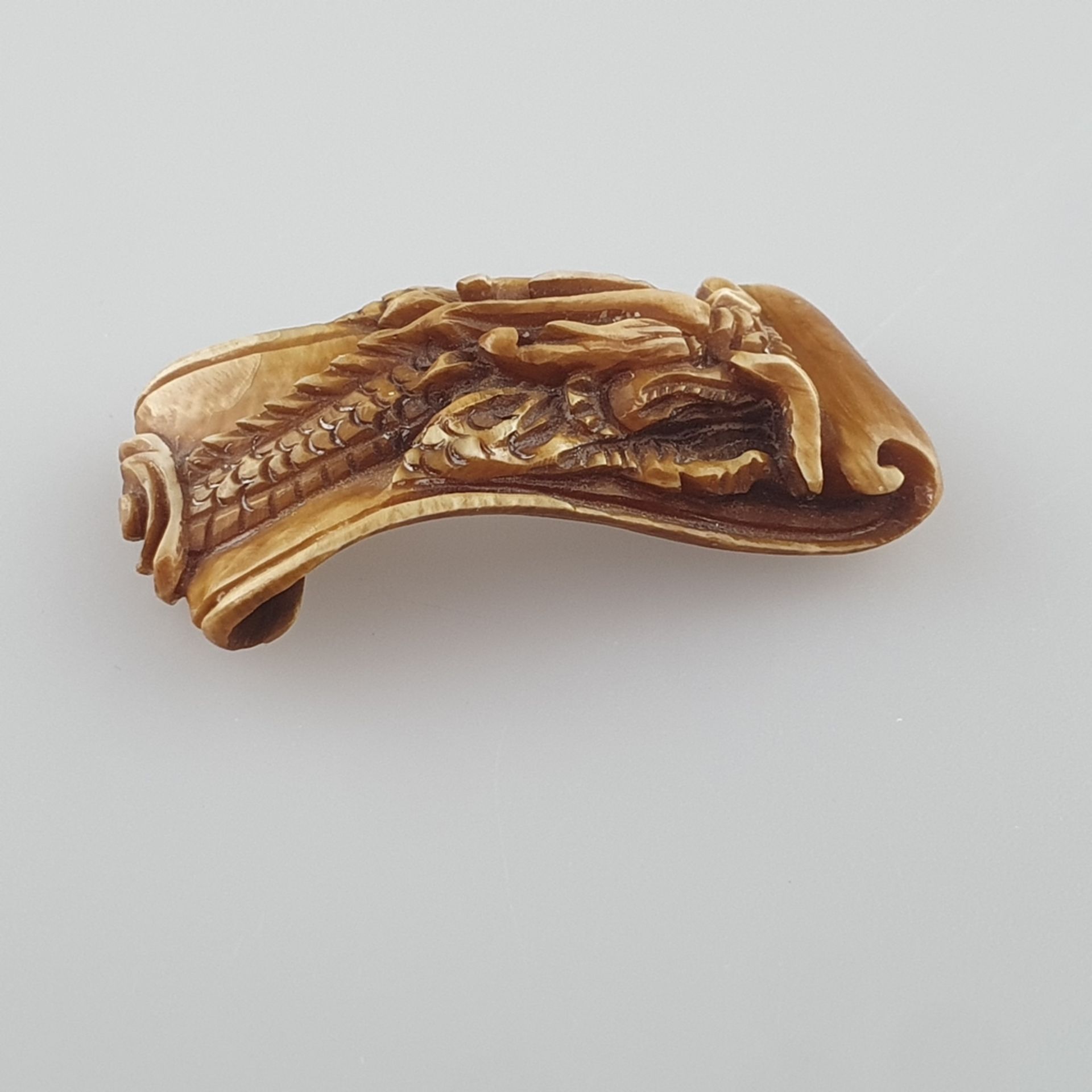 Flaches Netsuke - Elfenbein geschnitzt, graviert, Drache auf Schriftrolle, Himotoshi auf der Unters - Image 2 of 5