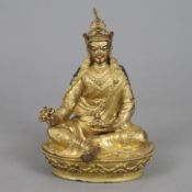 Padmasambhava als Guru Rinpoche - Kupferlegierung vergoldet, mit polychromer Bemalung, in lalitasan