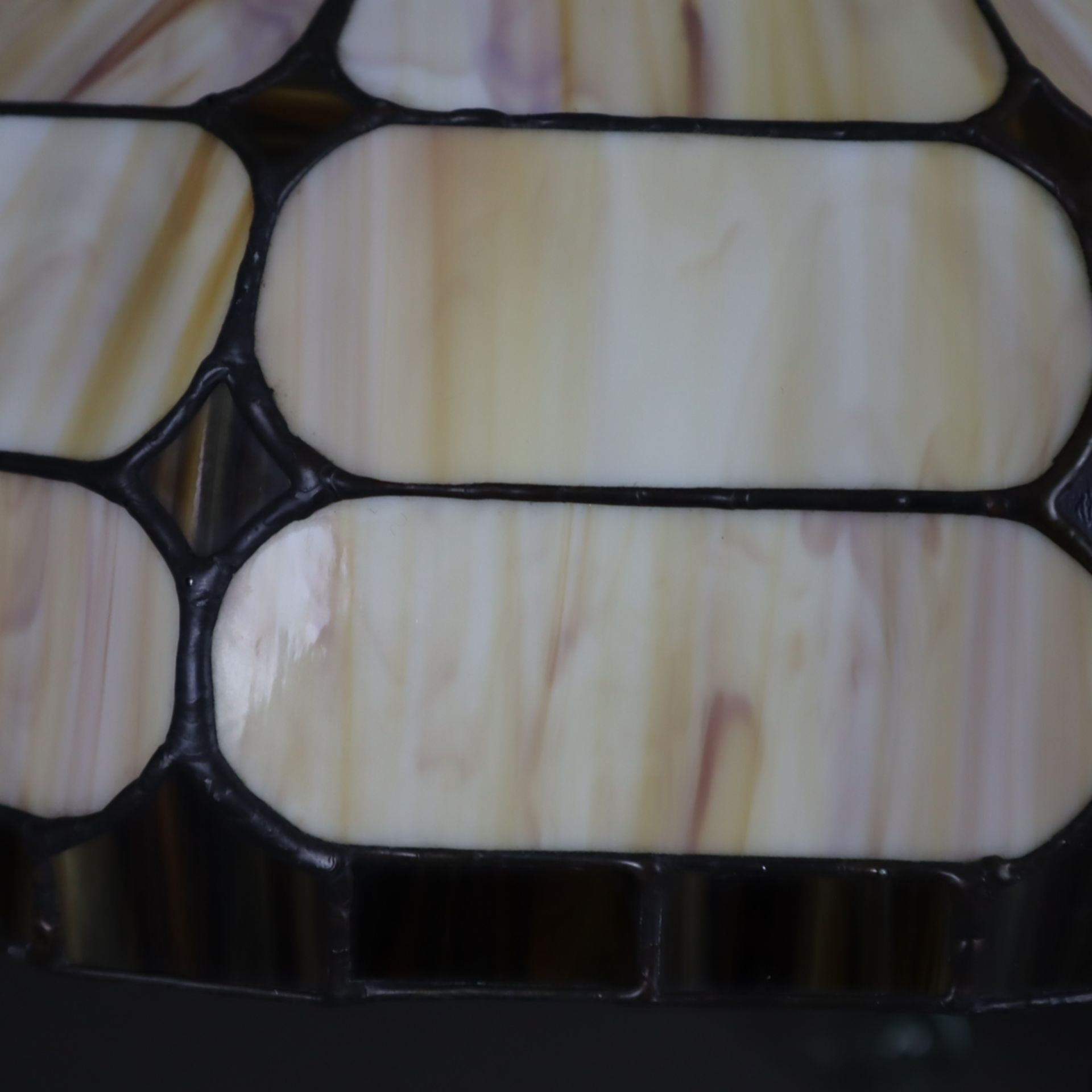 Deckenlampe - im "Tiffany Colonial Panel"-Stil, gewölbter Schirm aus karamellfarbenem Glas mit Blei - Image 5 of 5