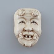 Kleine Nō-Maske / Okimono- Elfenbein fein geschnitzt und graviert, Nō-Maske vom Typ Okina (Darstell