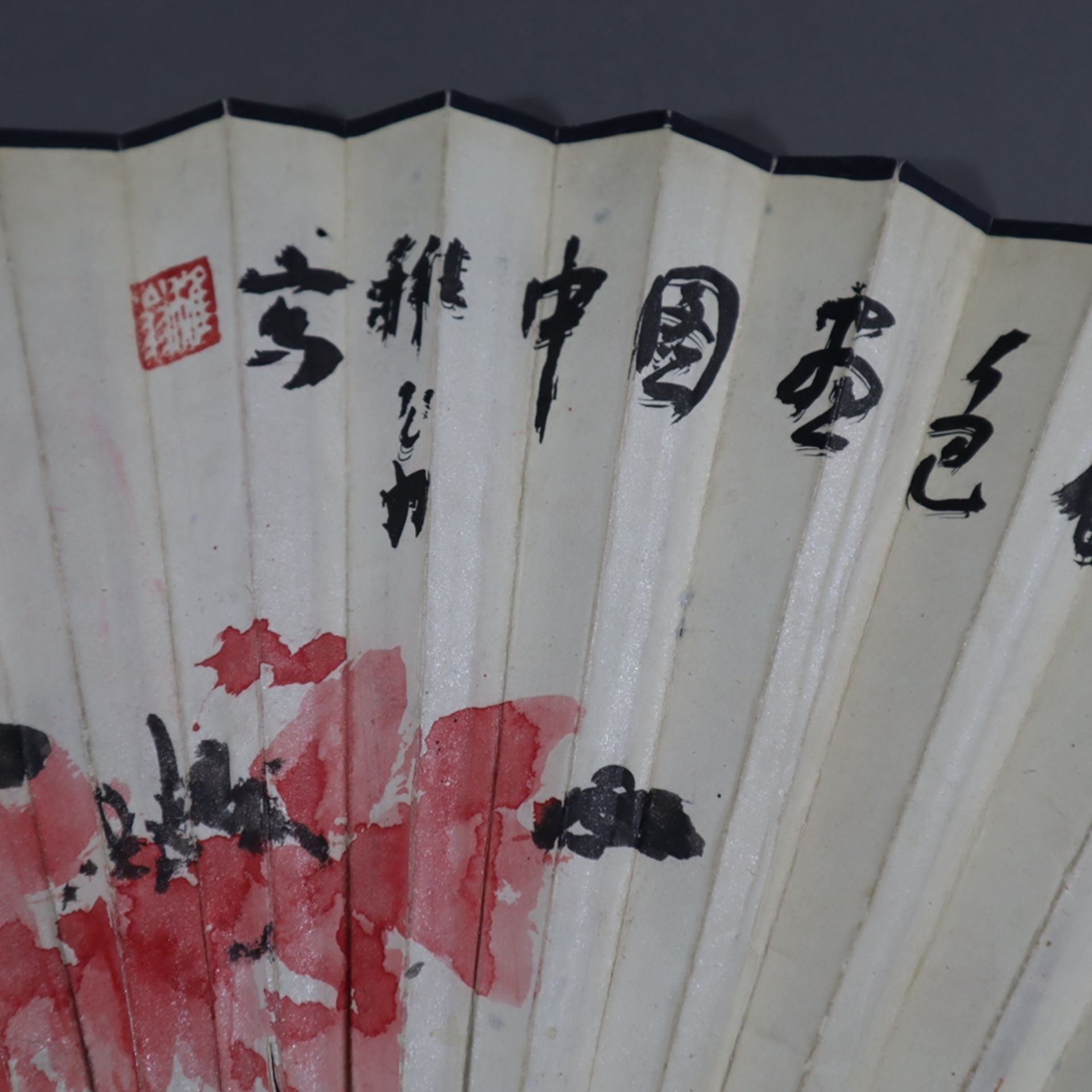 Chinesischer Bambusfächer mit Malerei und Kalligraphie - China, Papier beidseitig bemalt mit Aquare - Image 4 of 7