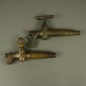 Zwei Fasshähne - 18./19. Jh., Bronze, unterschiedliche Formen und Größen, beide mit Drehbolzen und 