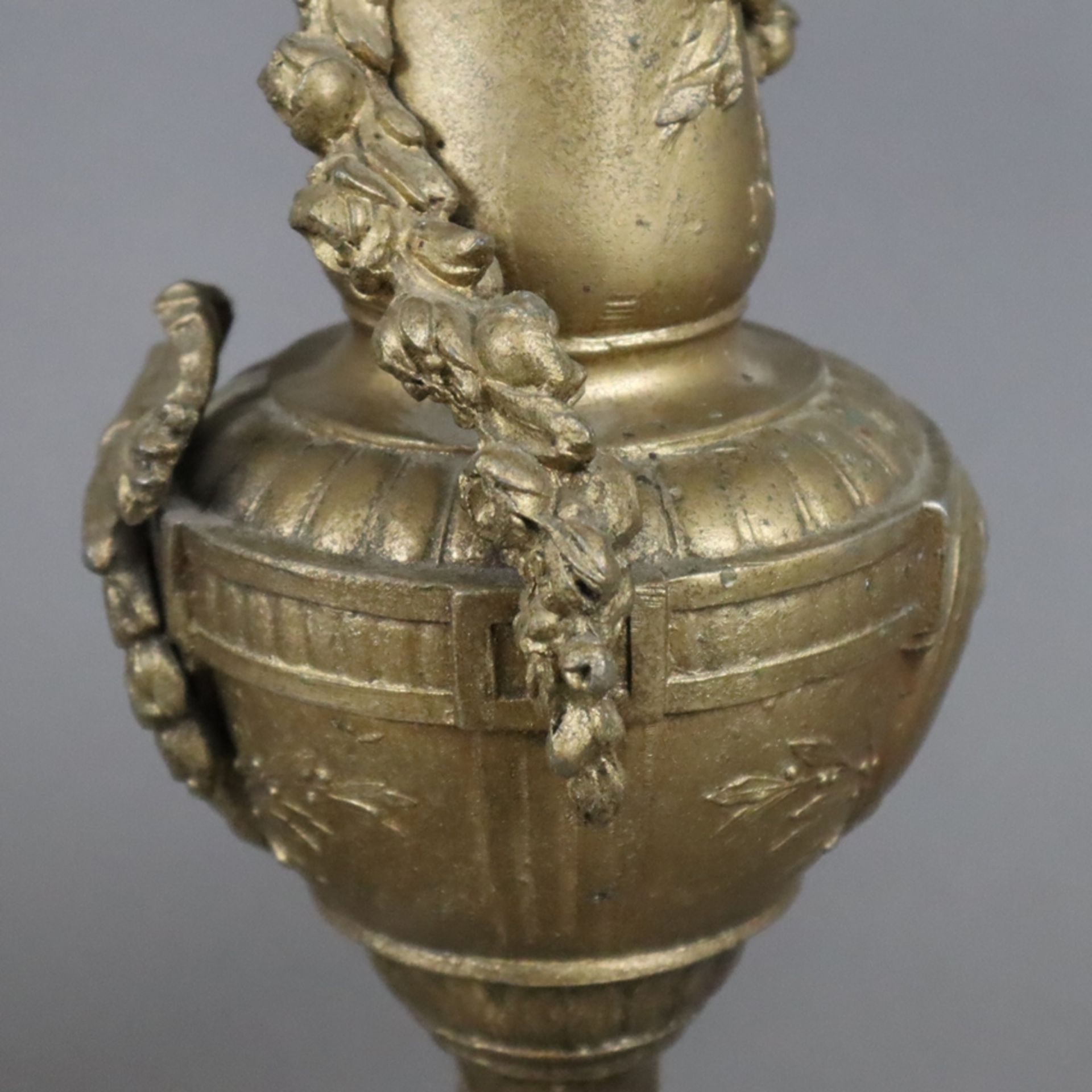 Paar Kaminvasen - Metallkorpus, goldfarben gefasst, balusterförmige Vasen, Reliefdekor im klassizis - Bild 5 aus 7