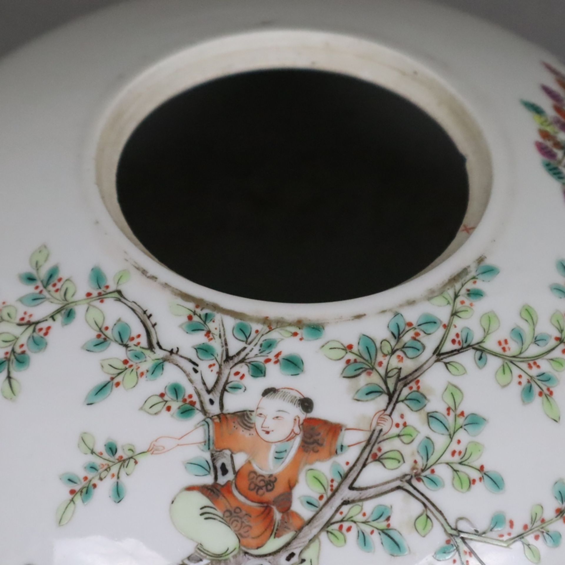 Porzellan-Deckeltopf - China, kugeliger Korpus mit Steckdeckel, auf der Wandung mehrfigurige szenis - Image 4 of 15