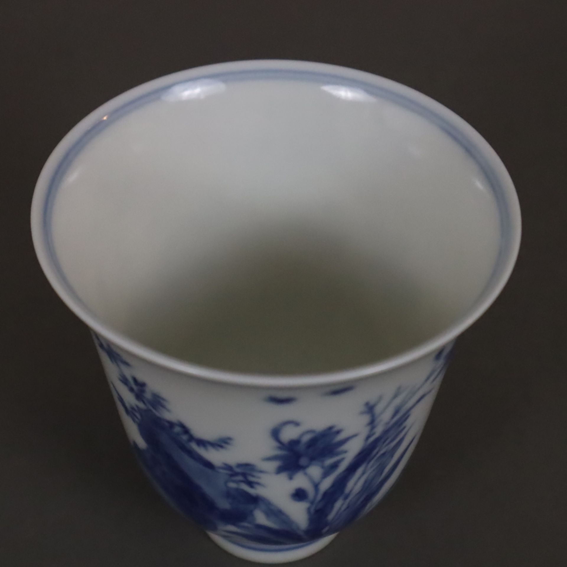 Blau-weißer Porzellanbecher - China, frühes 20.Jh., glockenförmige Kuppa auf schmalem Standring, um - Image 2 of 6