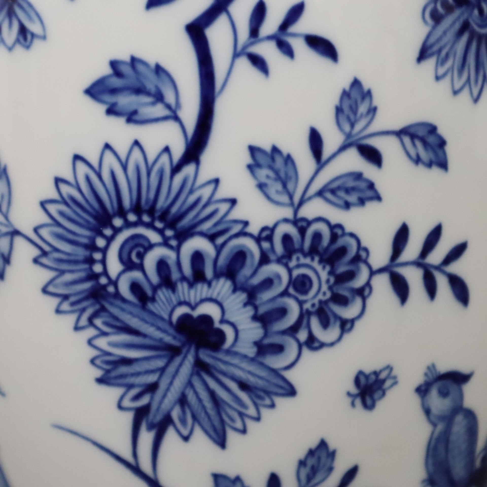 Deckelvase - Meissen, Porzellan, unterglasurblauer Dekor mit Blumen und Pflanzen im asiatischen Sti - Bild 5 aus 6