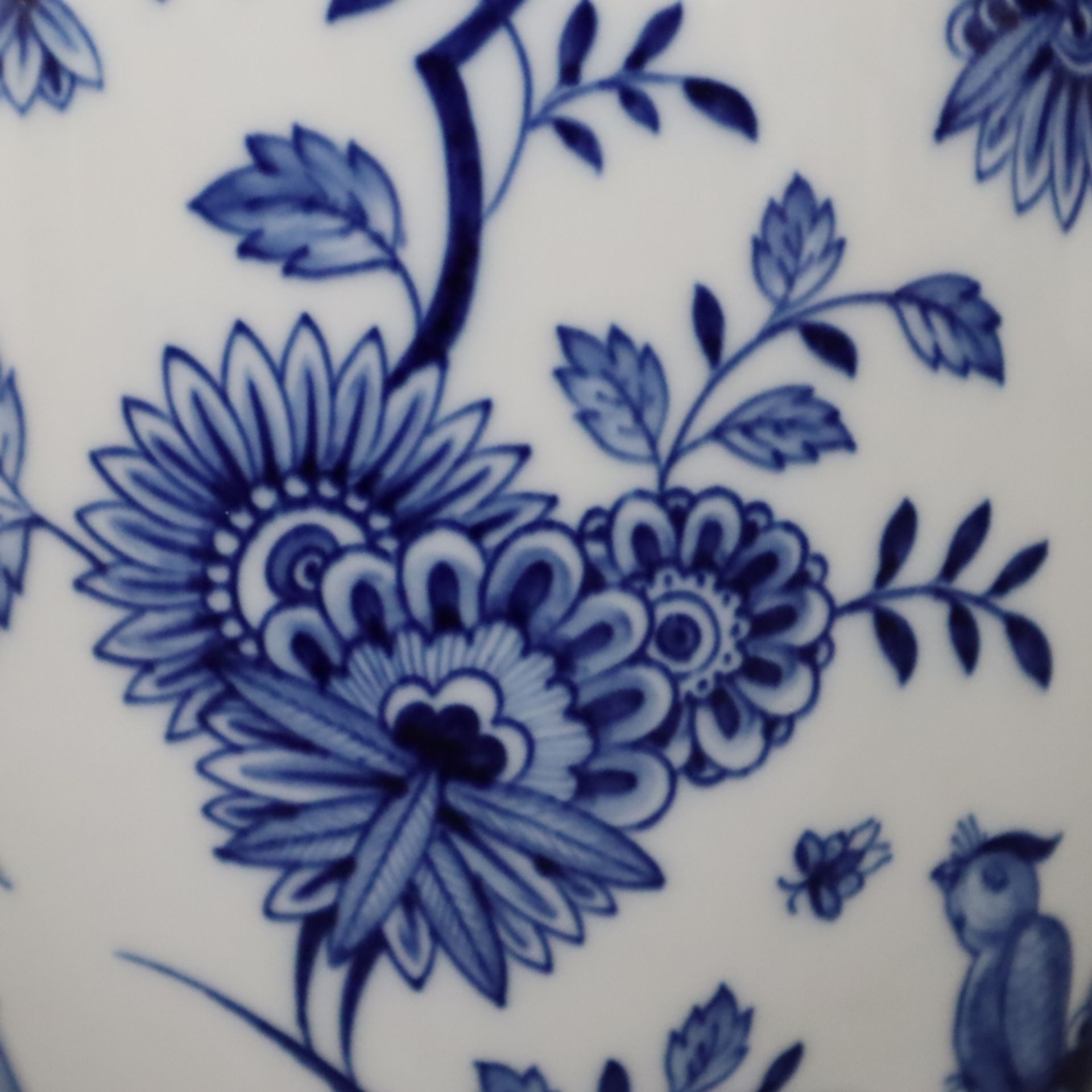 Deckelvase - Meissen, Porzellan, unterglasurblauer Dekor mit Blumen und Pflanzen im asiatischen Sti - Image 5 of 6