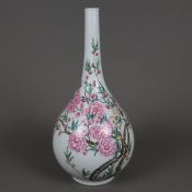Famille rose- Flaschenvase - China, Bemalung mit blühendem Rosenstrauch in Emailfarben der Famille 