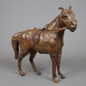 Lederpferd - Mitte 20.Jh., naturalistische Darstellung eines stehenden Pferdes mit Glasaugen, Satte