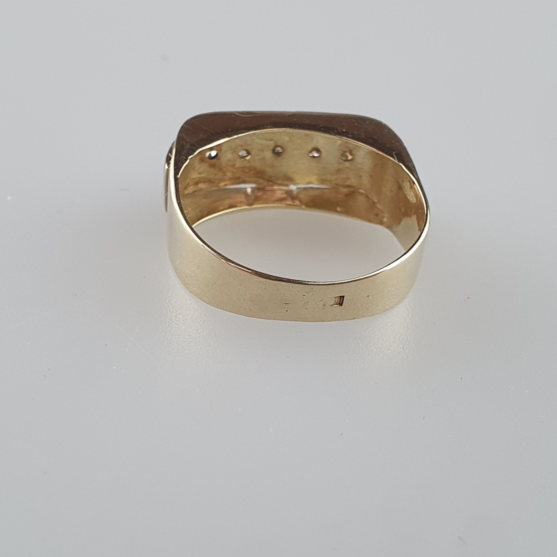 Goldring mit Diamanten - Gelbgold 585/000, gestempelt, länglicher Ringkopf ausgefasst mit fünf klei - Bild 4 aus 5