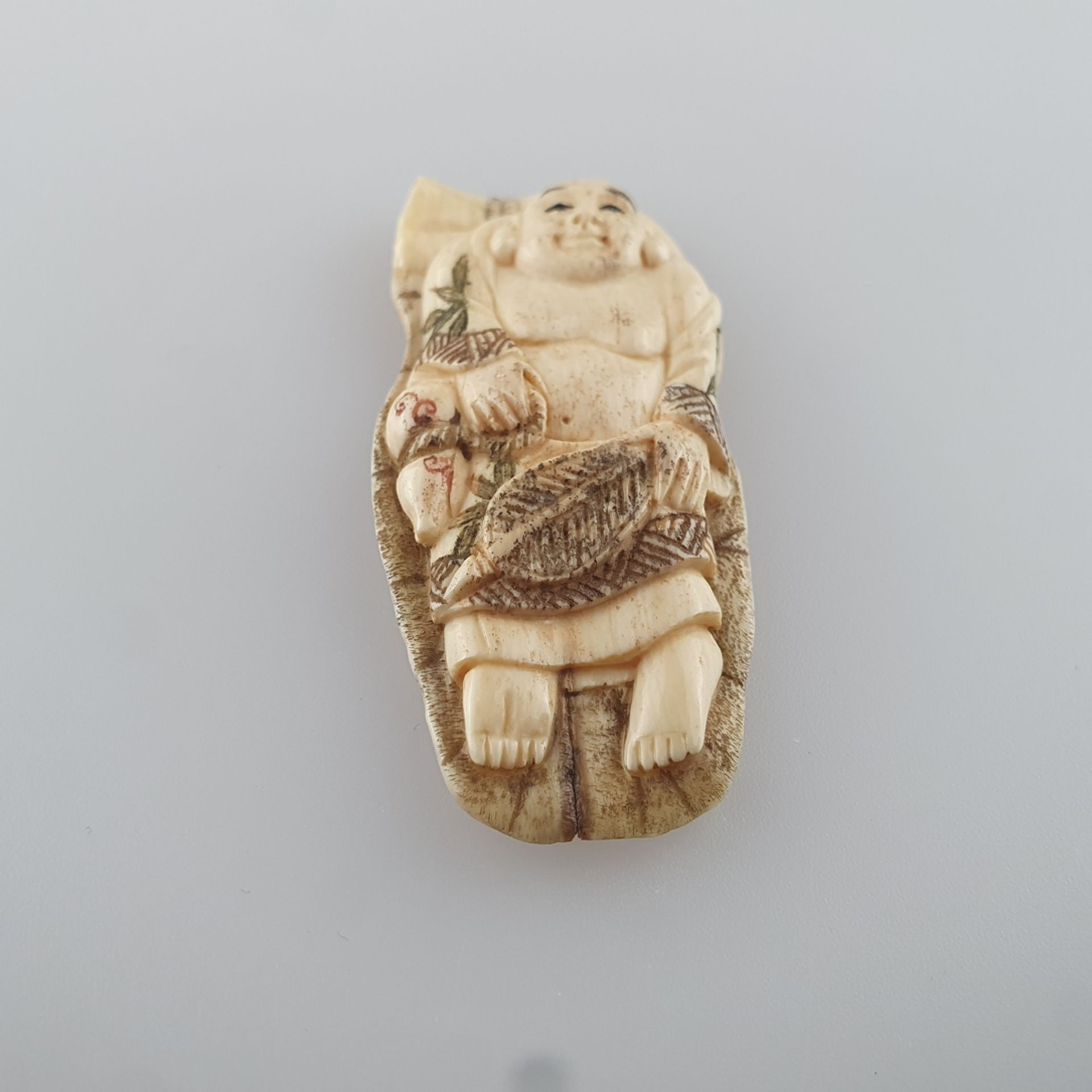 Flaches Netsuke - Mammutbein geschnitzt, graviert und eingefärbt, auf einem Lotosblatt ausgest - Image 2 of 5